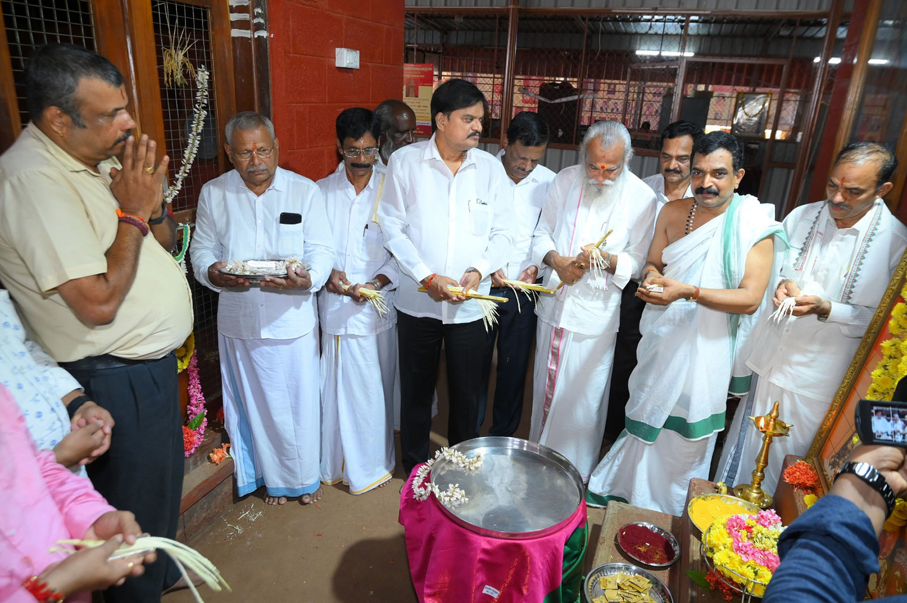 ಕಾಪು ಶ್ರೀಹೊಸ ಮಾರಿಗುಡಿ ದೇವಸ್ಥಾನದಲ್ಲಿ ಸ್ವರ್ಣ ಗದ್ದುಗೆ ನಿರ್ಮಾಣಕ್ಕೆ ಗುರುವಾರ ಚಿನ್ನ ಮತ್ತು ಬೆಳ್ಳಿಯನ್ನು ಅಭಿವೃದ್ಧಿ ಸಮಿತಿ ಅಧ್ಯಕ್ಷ ಕೆ. ವಾಸುದೇವ ಶೆಟ್ಟಿ ನೇತೃತ್ವದಲ್ಲಿ ಸ್ವರ್ಣ ಜುವೆಲರ್ಸ್‌ನ ಪ್ರಬಂಧಕ ಲಕ್ಷ್ಮಿನಾರಾಯಣ್ ಮತ್ತು ಸುನಿಲ್ ಜಿ. ಅವರಿಗೆ ಹಸ್ತಾಂತರಿಸಲಾಯಿತು