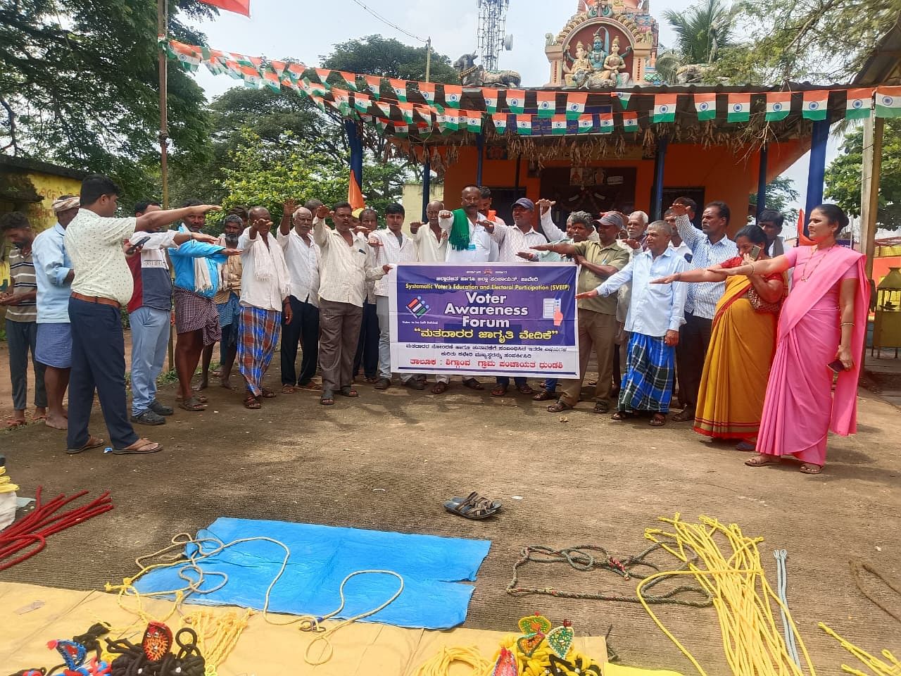 ಧುಂಡಶಿ ಗ್ರಾಮ ಪಂಚಾಯಿತಿಯಲ್ಲಿ ವಿಧಾನಸಭಾ ಉಪಚುನಾವಣೆ ಕುರಿತು ಮತದಾರ ಜಾಗೃತಿ ಪ್ರತಿಜ್ಞಾವಿಧಿ ಸ್ವೀಕರಿಸಿದ ಸಾರ್ವಜನಿಕರು 