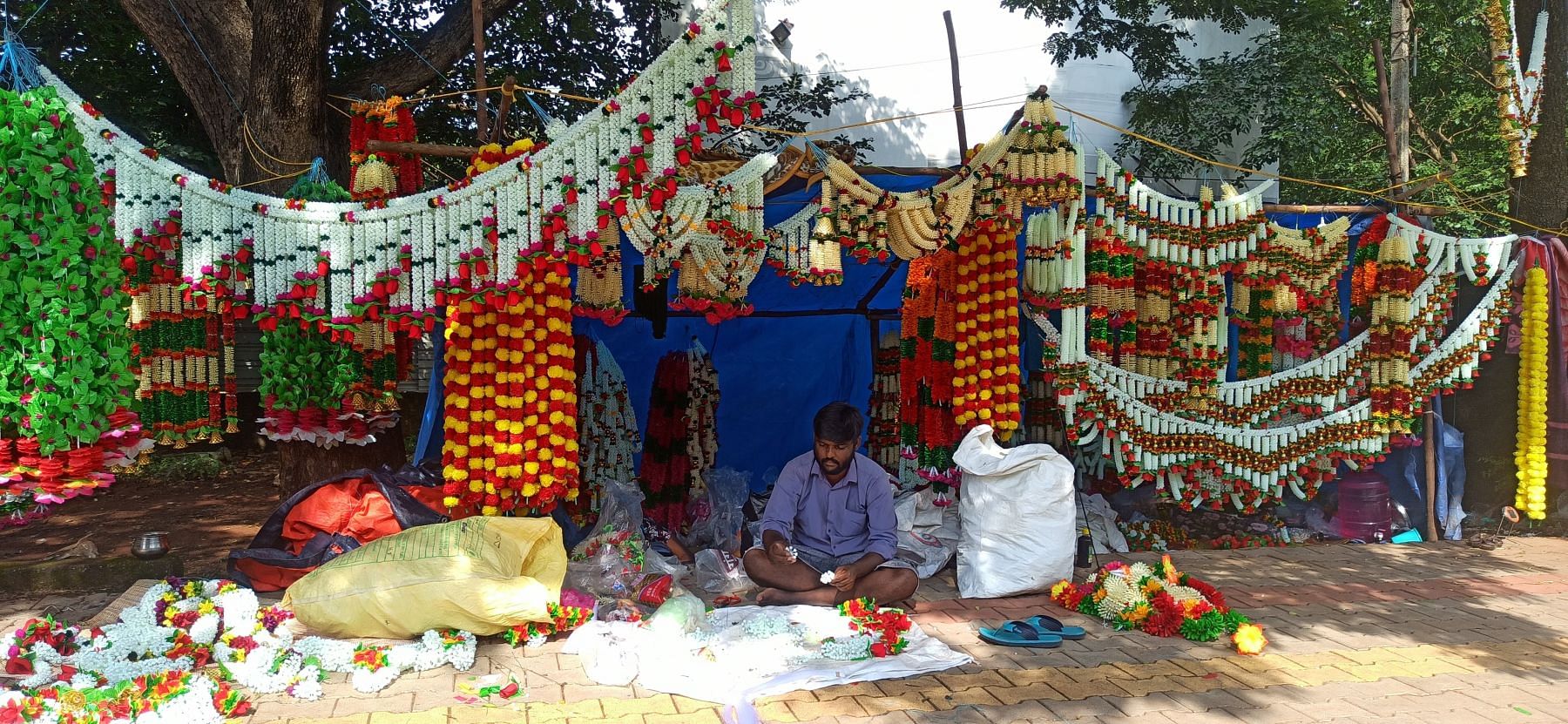 ಹುಬ್ಬಳ್ಳಿ ಸಮೀಪದ ಆರ್‌ಟಿಒ ಕಚೇರಿಯ ಬಳಿ ರಸ್ತೆ ಬದಿಯಲ್ಲಿ ಅಲೆಮಾರಿ ಸಮುದಾಯದವರು ಅಲಂಕಾರಿಕ ವಸ್ತುಗಳನ್ನು ಮಾರಾಟಕ್ಕಾಗಿ ಪ್ರದರ್ಶಿಸಿರುವುದು