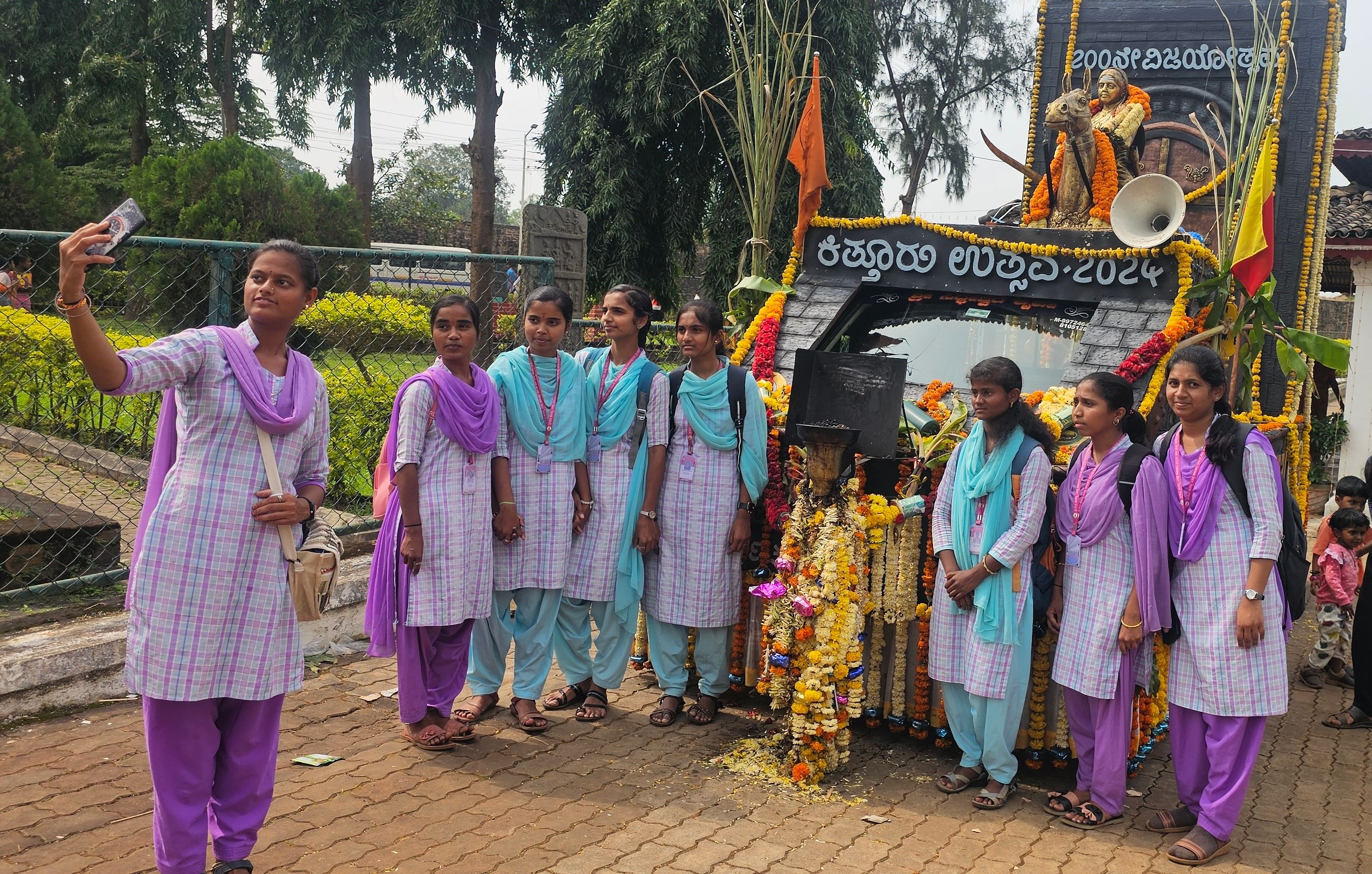 ಕಿತ್ತೂರು ಕೋಟೆ ಆವರಣಕ್ಕೆ ಆಗಮಿಸಿದ್ದ ಬೈಲಹೊಂಗಲದ ಗಣಾಚಾರಿ ಶಿಕ್ಷಣ ಸಂಸ್ಥೆಯ ವಿದ್ಯಾರ್ಥಿನಿಯರು ವಿಜಯಜ್ಯೋತಿ ಮುಂದೆ ಸೆಲ್ಫಿ ಕ್ಲಿಕ್ಕಿಸಿಕೊಂಡು ಸಂಭ್ರಮಿಸಿದ್ದು ಹೀಗೆ
ಪ್ರಜಾವಾಣಿ ಚಿತ್ರ