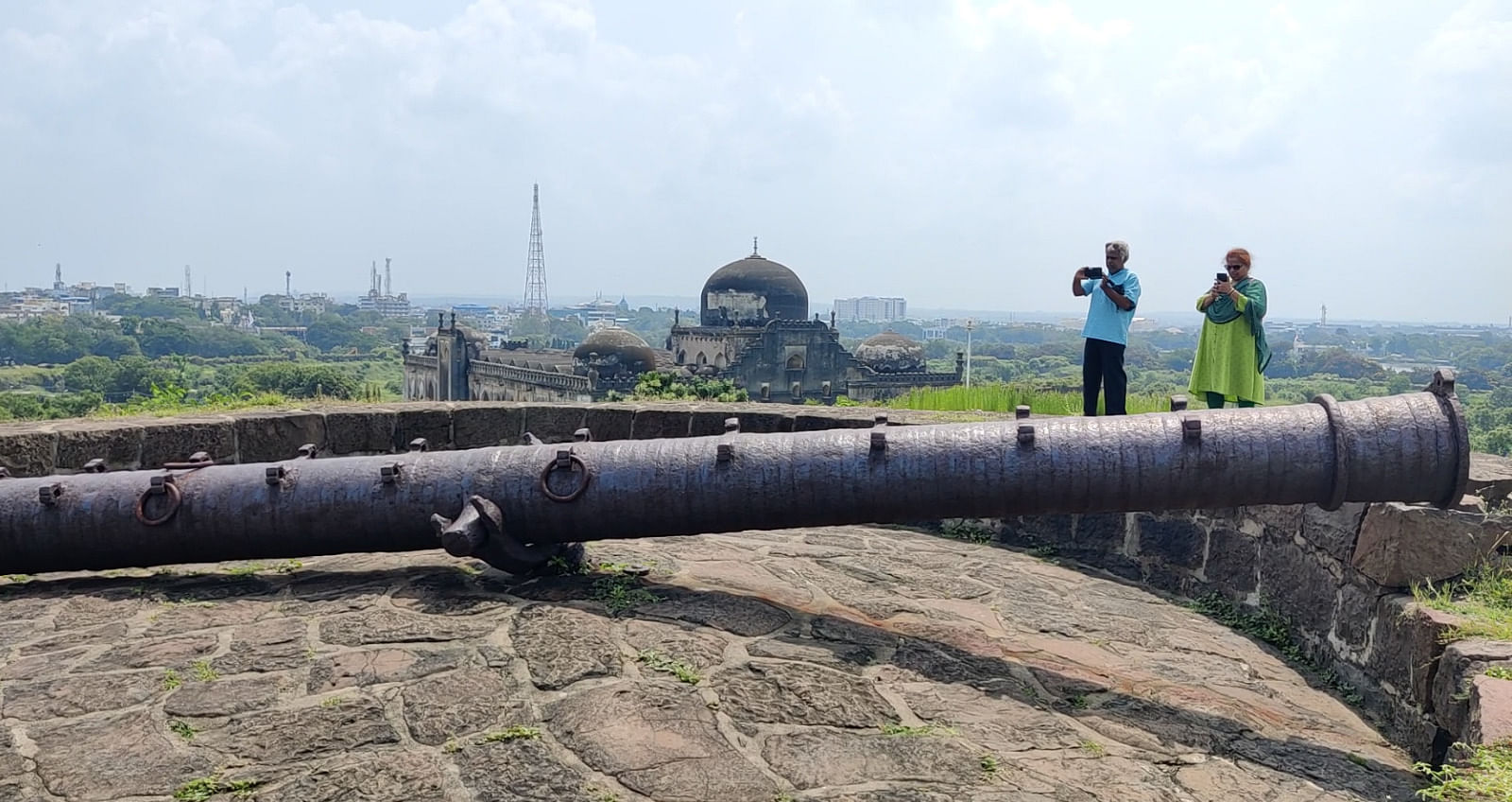 ಕಲಬುರಗಿ ಕೋಟೆಯ ಮೇಲಿರುವ ಬಾರಹ ಗಜ ತೋಪು