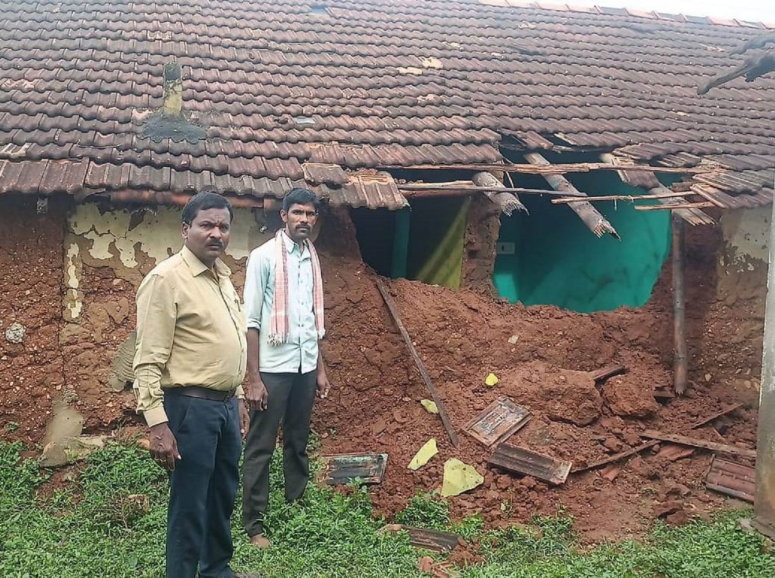 ಅರಕಲಗೂಡು ತಾಲ್ಲೂಕು ಹಳೇ ಕೇರಳಾಪುರ ಗ್ರಾಮದ ಬೋರೇಗೌಡ ಅವರ ಮನೆಯ ಗೋಡೆ ಮಳೆಯಿಂದ ಕುಸಿದಿದ್ದು ಶಿರಸ್ತೆದಾರ್ ಸಿ. ಸ್ವಾಮಿ ಪರಿಶೀಲಿಸಿದರು.