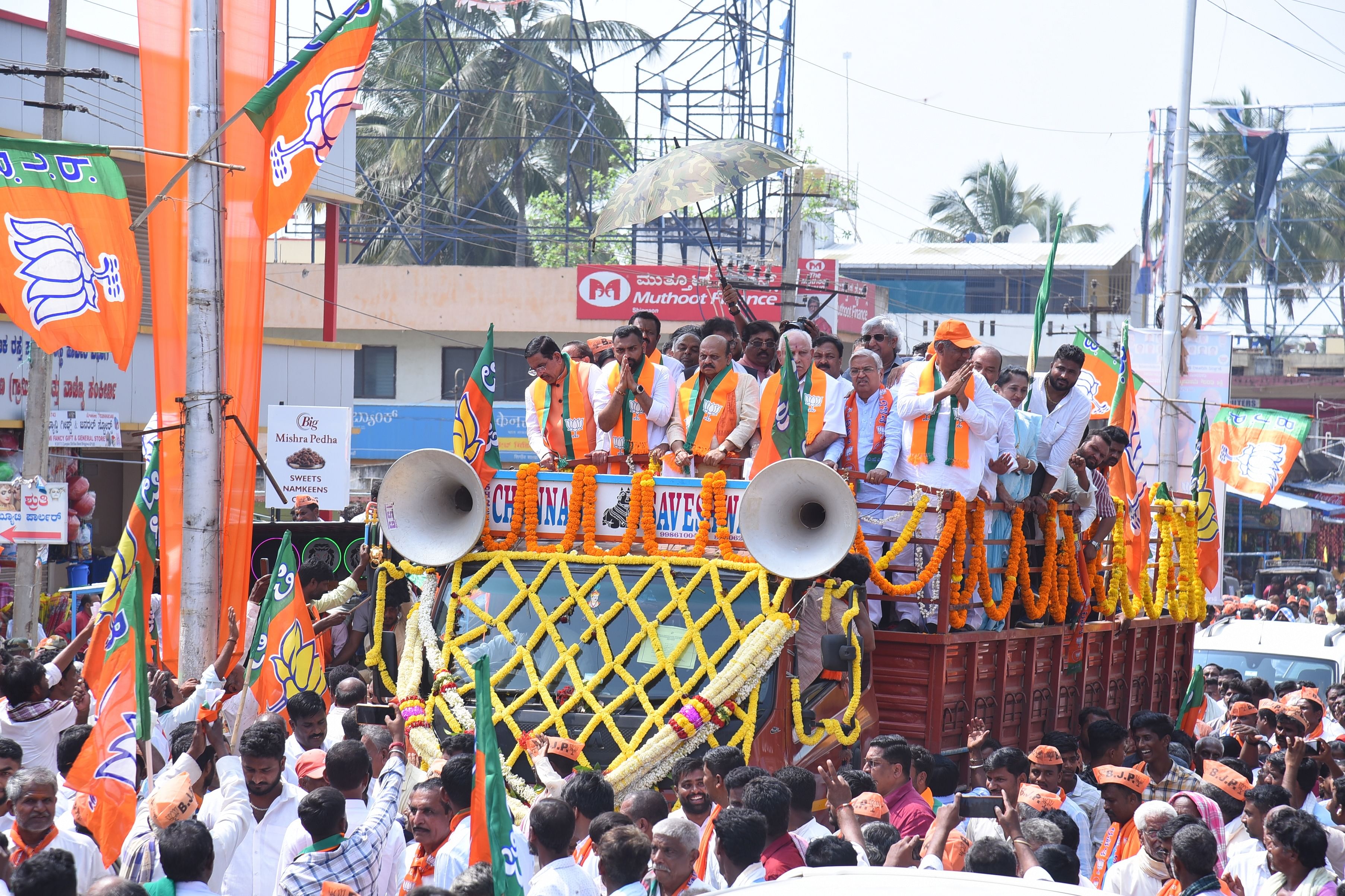 ಹಾವೇರಿ ಜಿಲ್ಲೆಯ ಶಿಗ್ಗಾವಿ ವಿಧಾನಸಭಾ ಕ್ಷೇತ್ರದ ಬಿಜೆಪಿ ಅಭ್ಯರ್ಥಿ ಭರತ್ ಬೊಮ್ಮಾಯಿ ಅವರು ಶುಕ್ರವಾರ ನಾಮಪತ್ರ ಮೆರವಣಿಗೆ ನಡೆಸಿದರು