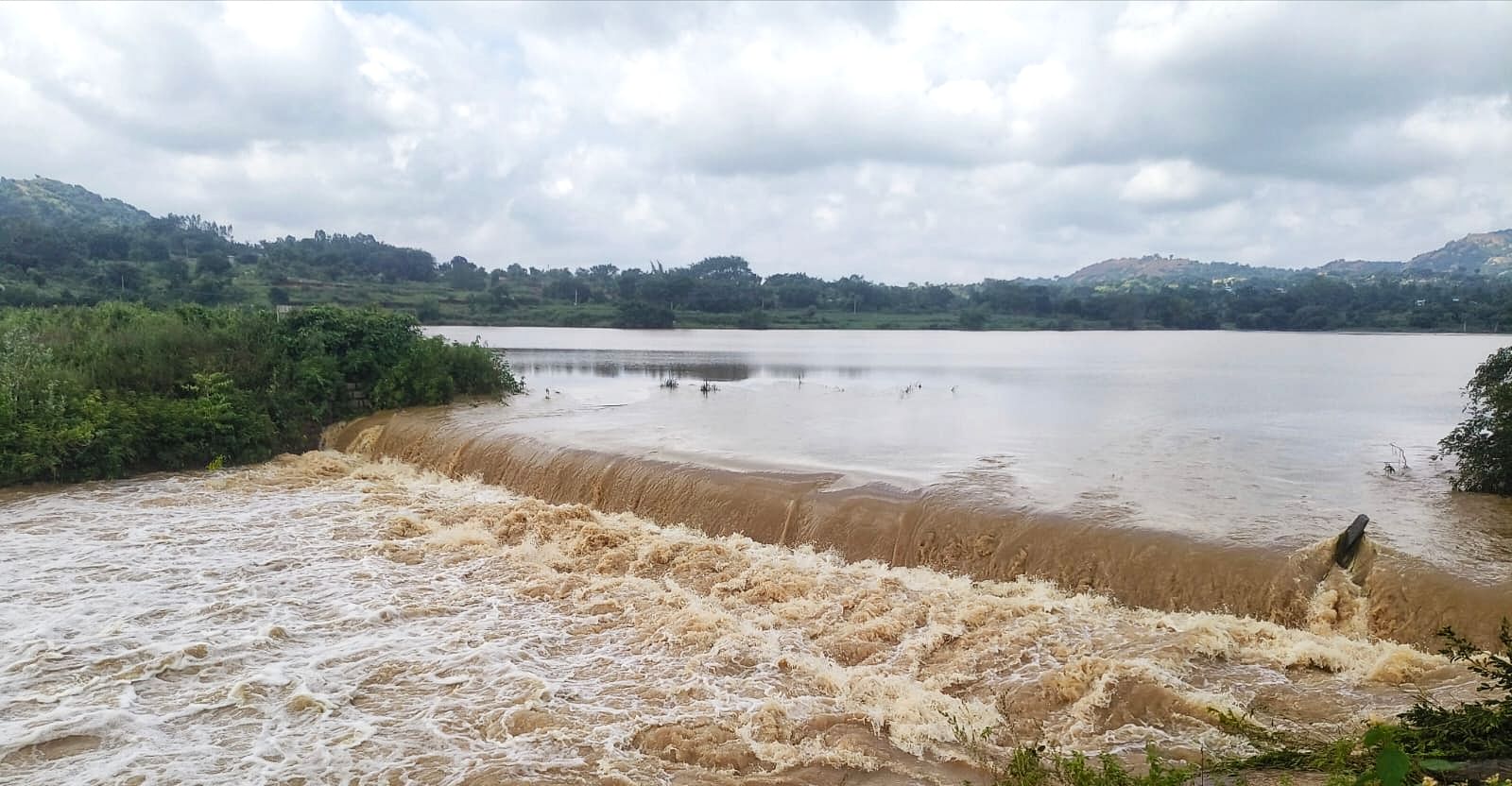 ಮಾಗಡಿ ತಾಲ್ಲೂಕಿನ ಬೆಳಗುಂಬ ಕೆರೆ ಕೋಡಿಯಾಗಿ ಹರಿಯುತ್ತಿರುವುದು