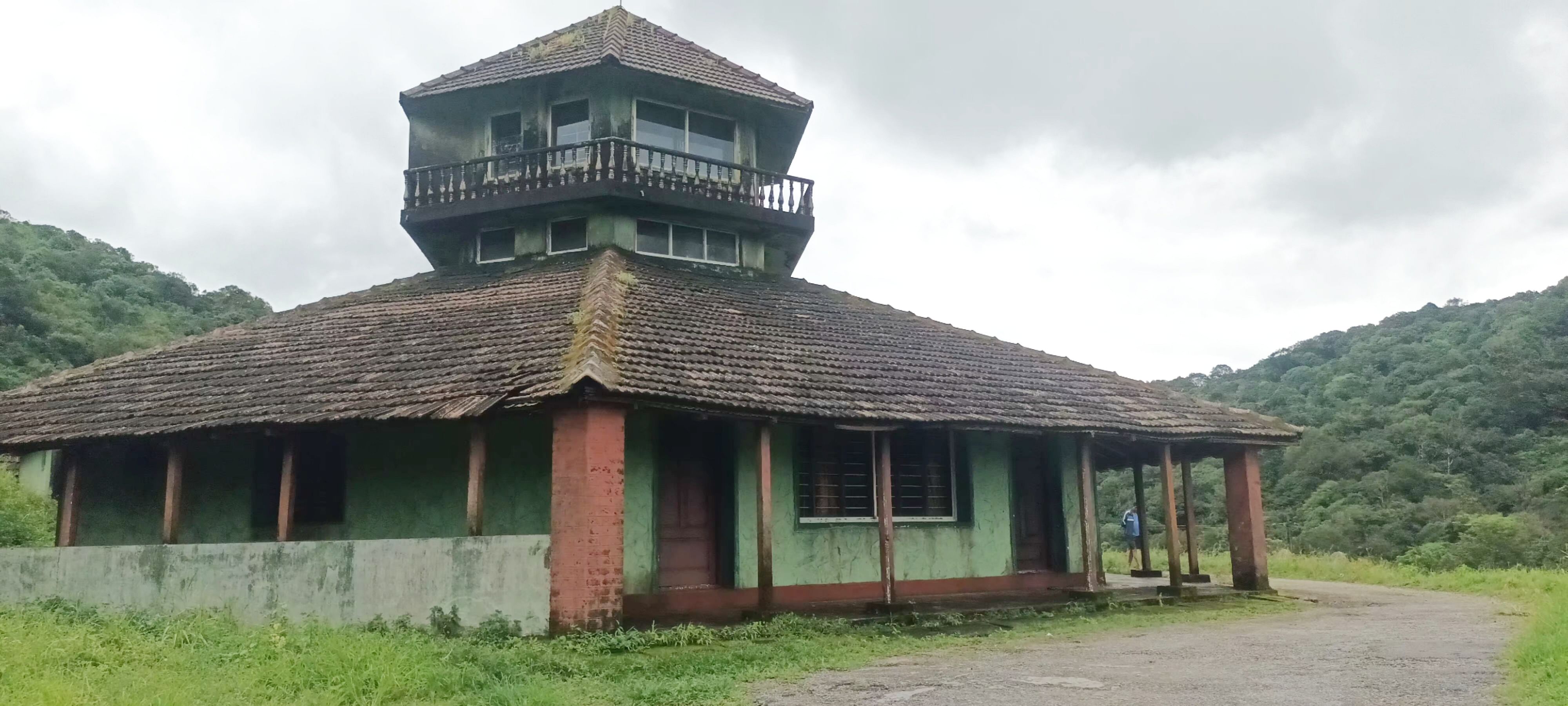 ಮಲಯ ಮಾರುತ ಅತಿಥಿಗೃಹ ಪಾಚಿ ಹಿಡಿದಿರುವುದು