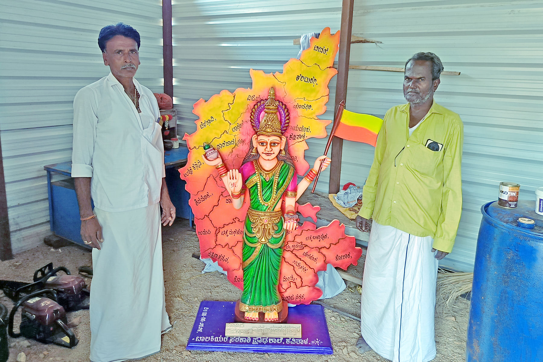 ಕವಿತಾಳದ ಶಿಲ್ಪಿ ಮೋನಪ್ಪ(ಎಡತುದಿ) ಅವರು ಕೆತ್ತನೆ ಮಾಡಿದ ಭುವನೇಶ್ವರಿ ಮೂರ್ತಿ ಮತ್ತು ಮೂರ್ತಿ ದೇಣಿಗೆ ನೀಡಲಿರುವ ಕಾಳಪ್ಪ ಬಡಿಗೇರ