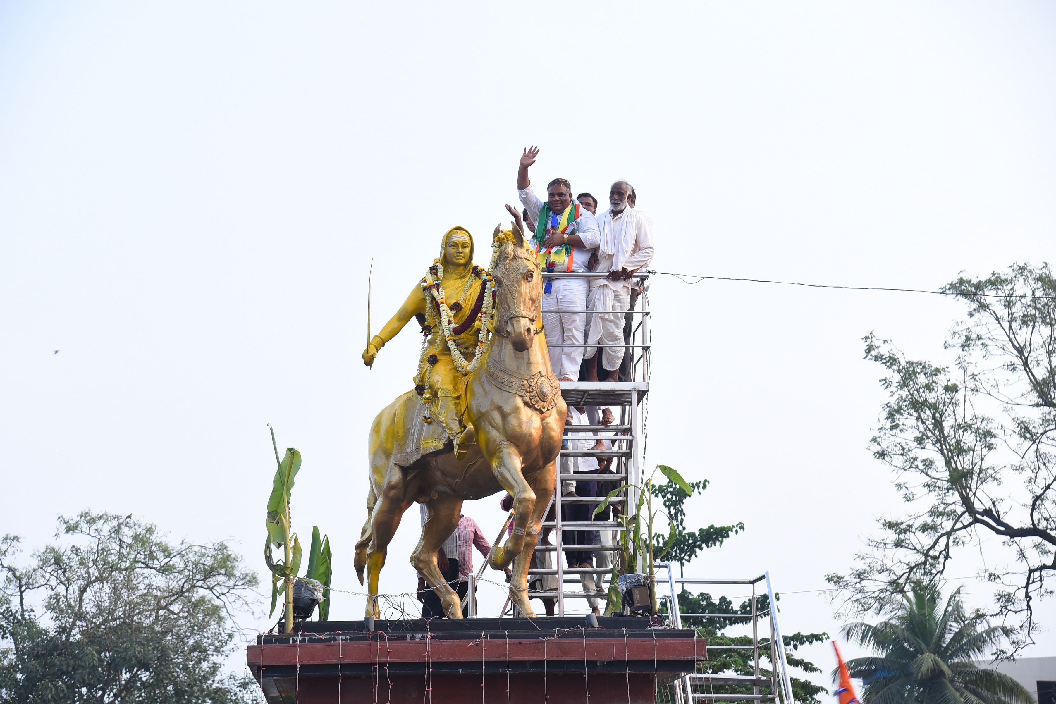 ಶಿಗ್ಗಾವಿಯಲ್ಲಿ ಶುಕ್ರವಾರ ಮೆರವಣಿಗೆ ನಡೆಸಿದ ಕಾಂಗ್ರೆಸ್ ಅಭ್ಯರ್ಥಿ ಯಾಸೀರ್ ಅಹ್ಮದ್ ಖಾನ್ ಪಠಾಣ ಅವರು ರಾಣಿ ಚನ್ನಮ್ಮ ಪ್ರತಿಮೆಗೆ ಮಾಲಾರ್ಪಣೆ ಮಾಡಿದರು