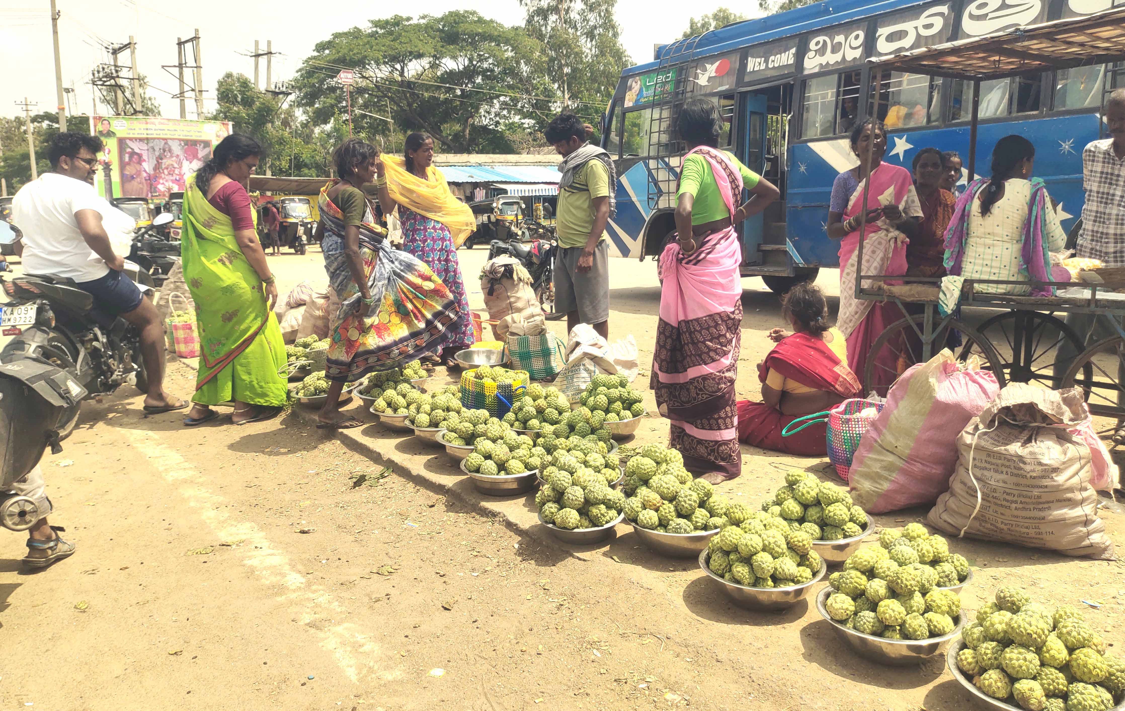 ಮೊಳಕಾಲ್ಮುರಿನ ಬಸ್‌ ನಿಲ್ದಾಣದಲ್ಲಿ ಮಾರಾಟಕ್ಕೆ ಇಟ್ಟಿರುವ ಸೀತಾಫಲ ಹಣ್ಣು