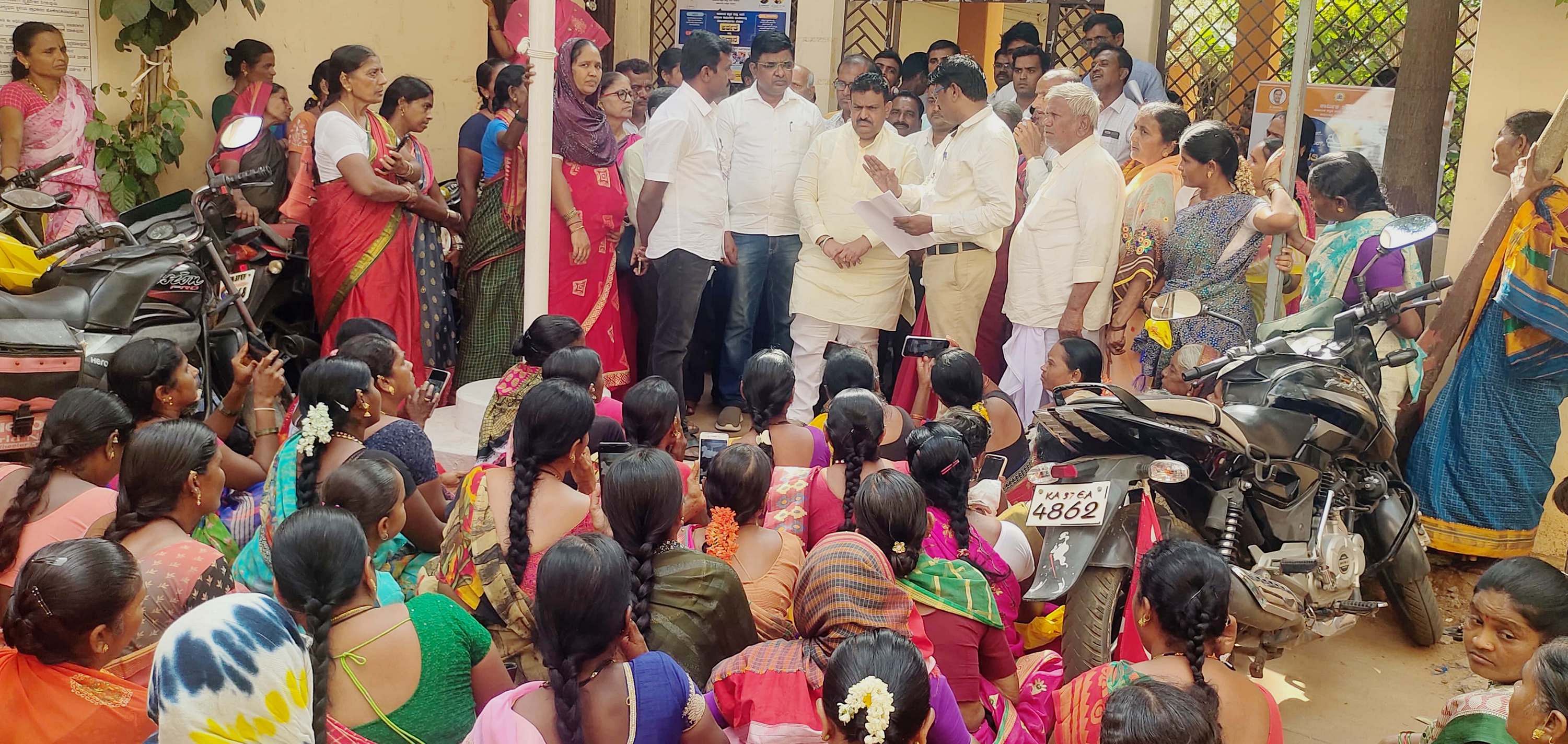 ಕುಷ್ಟಗಿ ತಾಲ್ಲೂಕು ಪಂಚಾಯಿತಿ ಬಳಿ ನಡೆದ ಅಕ್ಷರ ದಾಸೋಹ ನೌಕರರ ಧರಣಿ ಸ್ಥಳಕ್ಕೆ ಶಾಸಕ ದೊಡ್ಡನಗೌಡ ಪಾಟೀಲ ಭೇಟಿ ನೀಡಿದರು