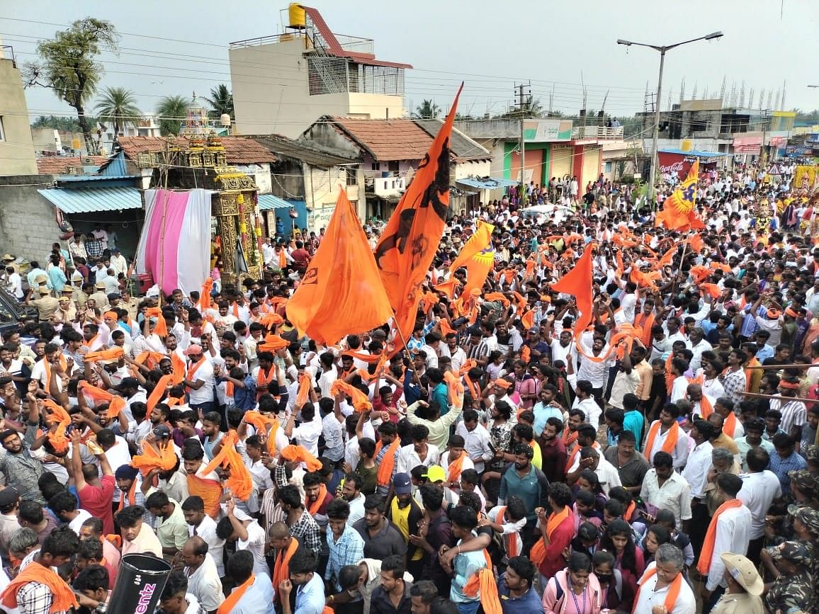 ನಾಗಮಂಗಲ ಪಟ್ಟಣದಲ್ಲಿ ಪ್ರತಿಷ್ಠಾಪಿಸಿದ್ದ ಕೋಟೆ ವಿದ್ಯಾಗಣಪತಿ ಮೂರ್ತಿ ವಿಸರ್ಜನಾ ಮೆರವಣಿಗೆಯಲ್ಲಿ ಶುಕ್ರವಾರ ಕೇಸರಿ ಶಾಲು ಮತ್ತು ಧ್ವಜಗಳು ರಾರಾಜಿಸಿದವು  –ಪ್ರಜಾವಾಣಿ ಚಿತ್ರ 