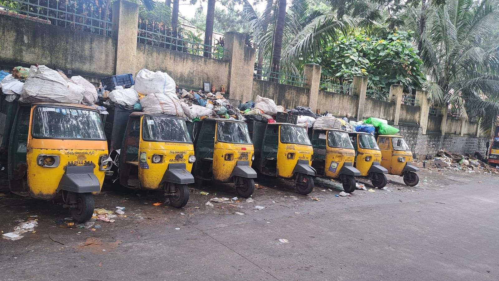 ಆಚಾರ್ಯ ಪಾಠಶಾಲೆ ಪಕ್ಕದಲ್ಲಿಯೇ ನಿಂತಿರುವ ಕಸ ತುಂಬಿದ ಆಟೋಗಳು