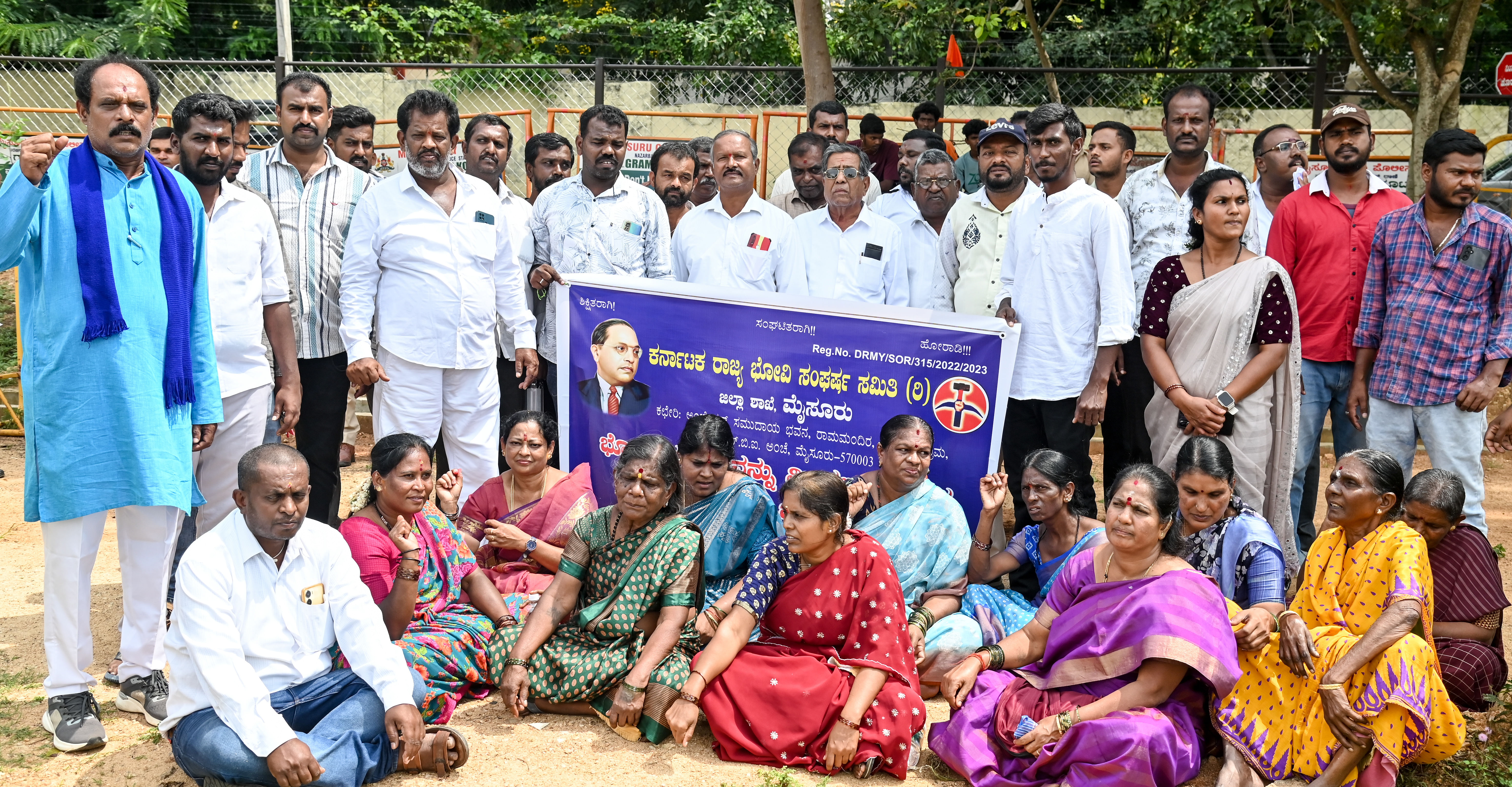 ಸದಾಶಿವ ಆಯೋಗದ ವರದಿ ಜಾರಿಗೊಳಿಸಬಾರದು ಎಂದು ಆಗ್ರಹಿಸಿ ರಾಜ್ಯ ಭೋವಿ ಸಂಘರ್ಷ ಸಮಿತಿ ಸದಸ್ಯರು ಮೈಸೂರಿನ ಜಿಲ್ಲಾಧಿಕಾರಿ ಕಚೇರಿ ಆವರಣದಲ್ಲಿ ಪ್ರತಿಭಟಿಸಿದರು –ಪ್ರಜಾವಾಣಿ ಚಿತ್ರ