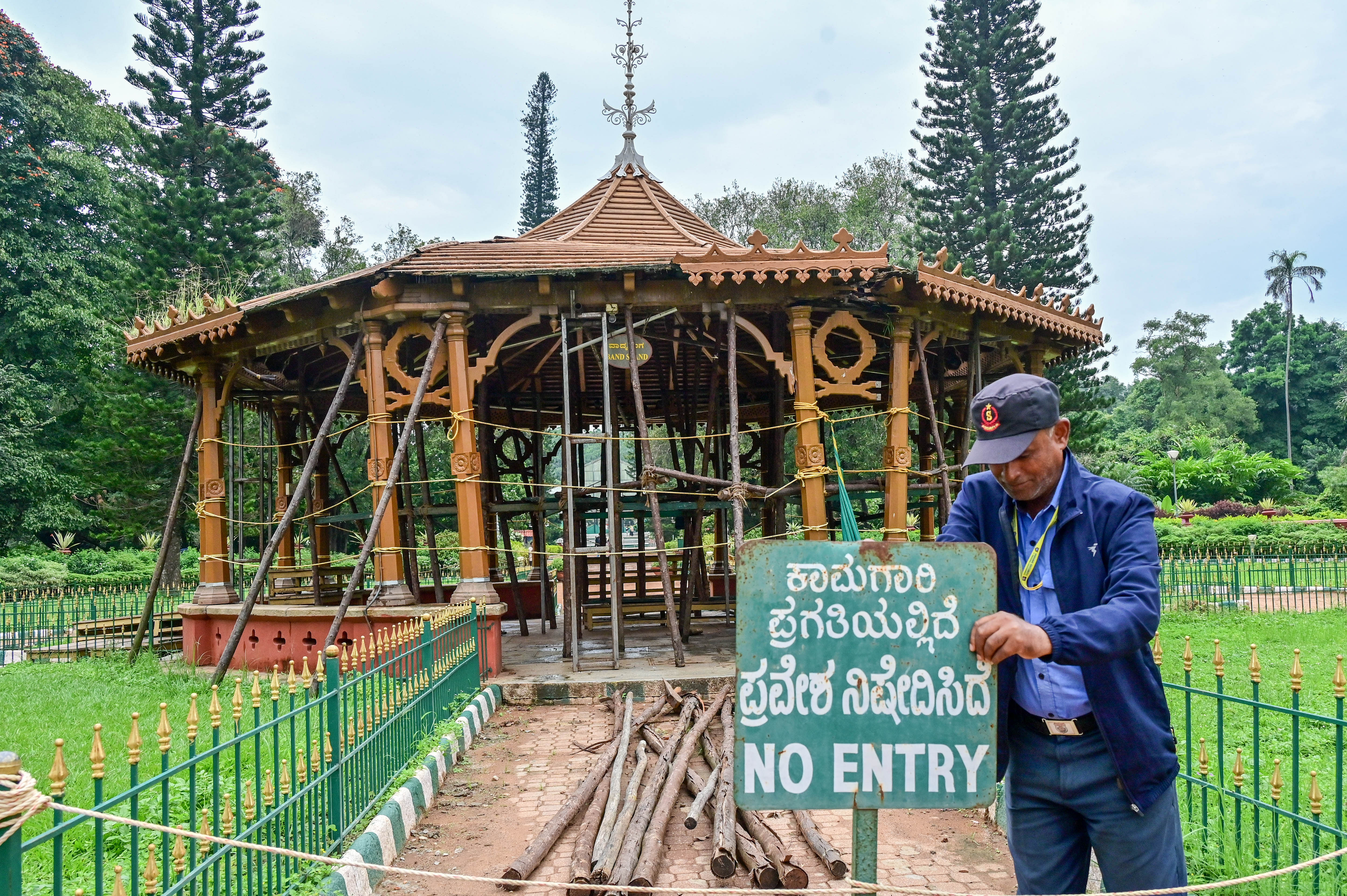 ಬಿರುಕು ಬಿಟ್ಟಿರುವ ಬ್ಯಾಂಡ್‌ಸ್ಟ್ಯಾಂಡ್‌ ಮುಂಭಾಗದಲ್ಲಿ ಕಾಮಗಾರಿ ಪ್ರಗತಿಯಲ್ಲಿದೆ ಎಂಬ ಫಲಕ ಹಾಕಿರುವುದು
ಪ್ರಜಾವಾಣಿ ಚಿತ್ರ: ಪ್ರಶಾಂತ್ ಎಚ್.ಜಿ.