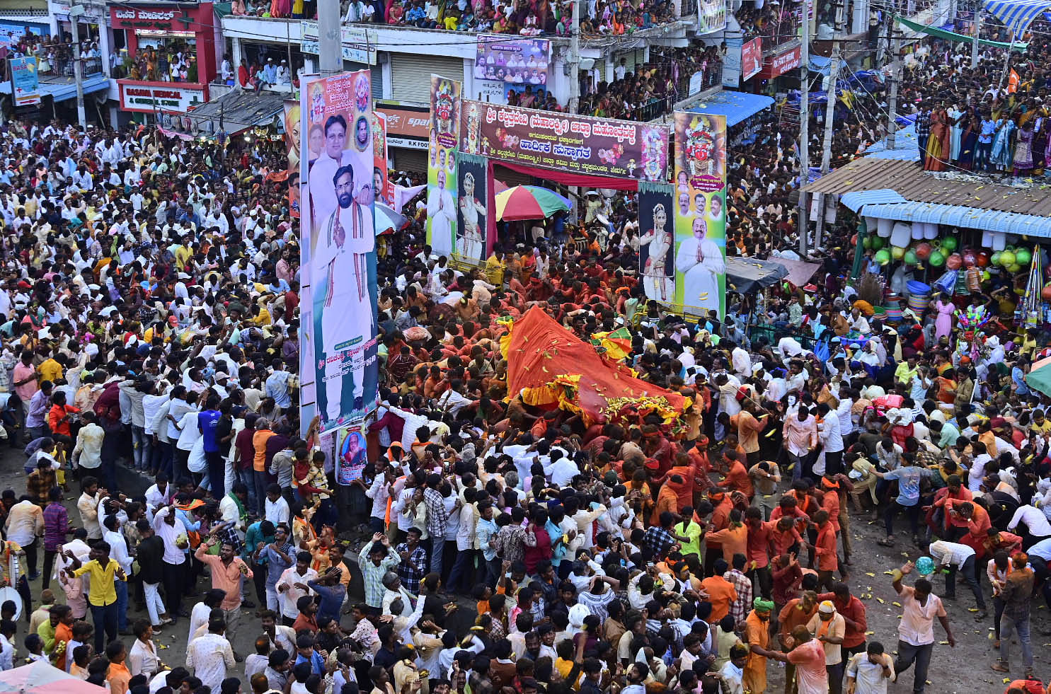 ಜೇವರ್ಗಿಯಲ್ಲಿ ಶನಿವಾರ ಜರುಗಿದ ಶ್ರೀ ಮಹಾಲಕ್ಷ್ಮೀ ದೇವಿಯ ರಥೋತ್ಸವದಲ್ಲಿ ಪಾಲ್ಗೊಂಡ ಭಕ್ತ ಸಮೂಹ