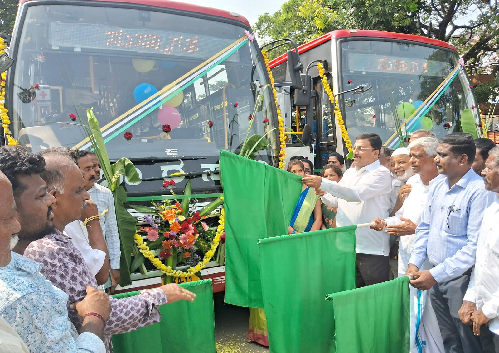 ಮಳವಳ್ಳಿ ಪಟ್ಟಣದ ಸಾರಿಗೆ ಬಸ್ ನಿಲ್ದಾಣದ ಬಳಿ ಮೂರು ಹೊಸ ಬಸ್ ಗಳಿಗೆ ಶಾಸಕ ಪಿ.ಎಂ.ನರೇಂದ್ರಸ್ವಾಮಿ ಚಾಲನೆ ನೀಡಿದರು. ಚಿಕ್ಕಲಿಂಗಯ್ಯ, ನಾಗರಾಜು, ಮಧುಸೂದನ್, ದೊಡ್ಡಯ್ಯ ಇದ್ದಾರೆ.