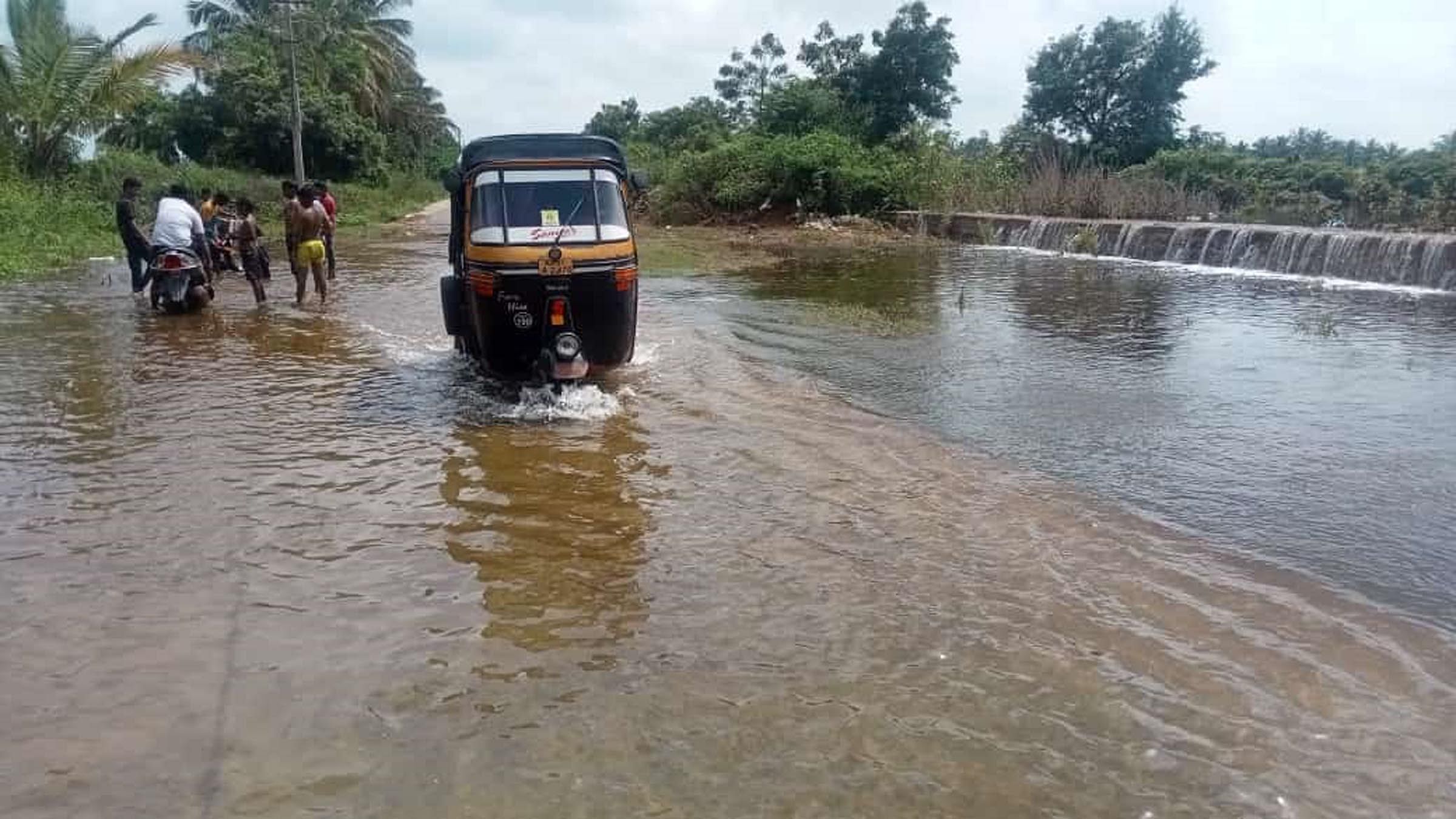 ರಾಣೆಬೆನ್ನೂರಿನಿಂದ ಅಡವಿ ಆಂಜನೇಯ ಬಡಾವಣೆಗೆ ತೆರಳುವ ರಸ್ತೆಯಲ್ಲಿ ದೊಡ್ಡಕೆರೆ ಕೋಡಿ ಬಿದ್ದು ಸಾರ್ವಜನಿಕರು ಅಡ್ಡಾಡಲು ಅನಾನುಕೂಲವಾಗಿದೆ 