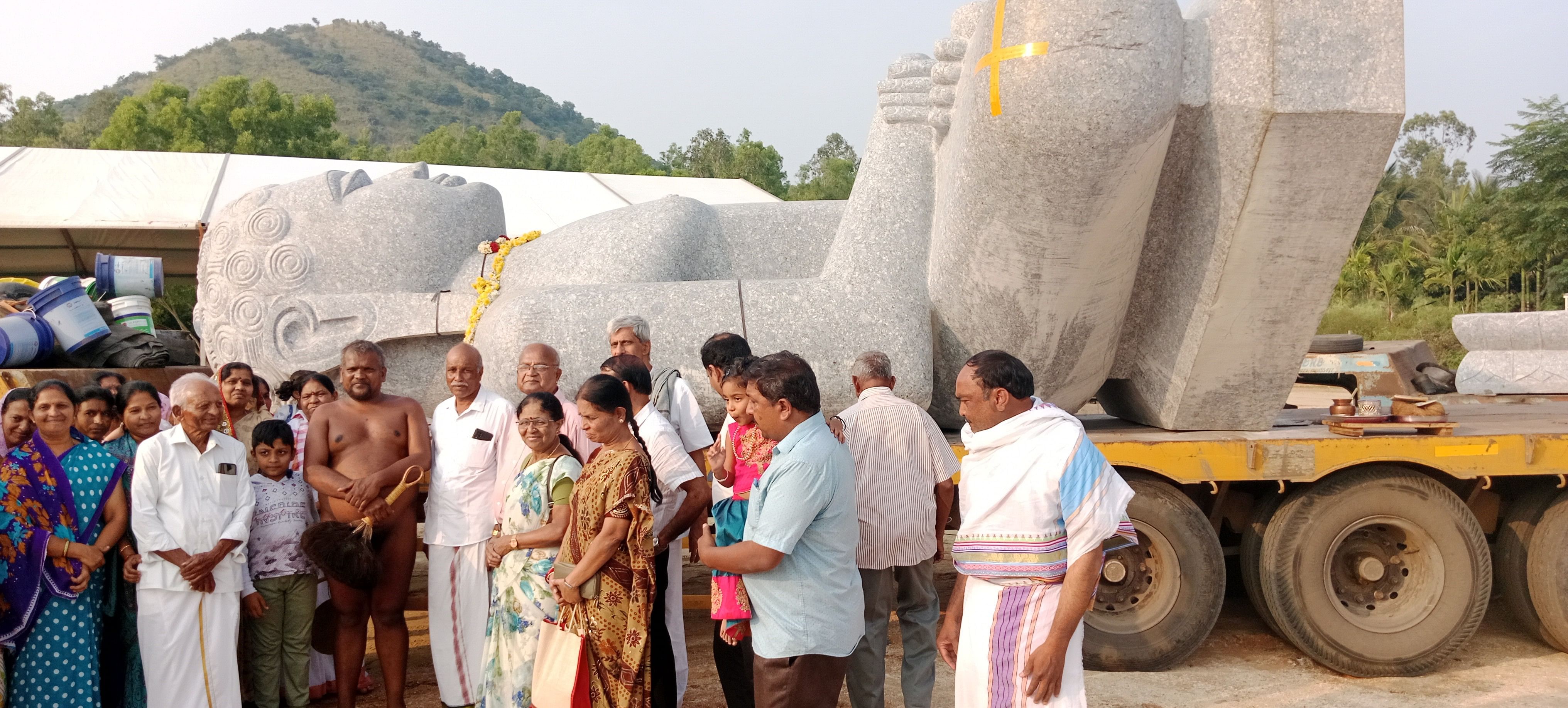 ರಾಜಸ್ಥಾನದಿಂದ ಹಳೇಬೀಡು ಬಳಿಯ ಜೈನರಗುತ್ತಿಗೆ ಕ್ಷೇತ್ರಕ್ಕೆ ಶನಿವಾರ ಸಂಜೆ ಆಗಮಿಸಿದ ಶೀತಲನಾಥ ತೀರ್ಥಂಕರ ಮೂರ್ತಿಯನ್ನು ವೀರಸಾಗರ ಮುನಿಗಳು ನೇತೃತ್ವದಲ್ಲಿ ಜೈನ ಶ್ರಾವಕ- ಶ್ರಾವಕಿಯರು ಸ್ವಾಗತಿಸಿದರು.