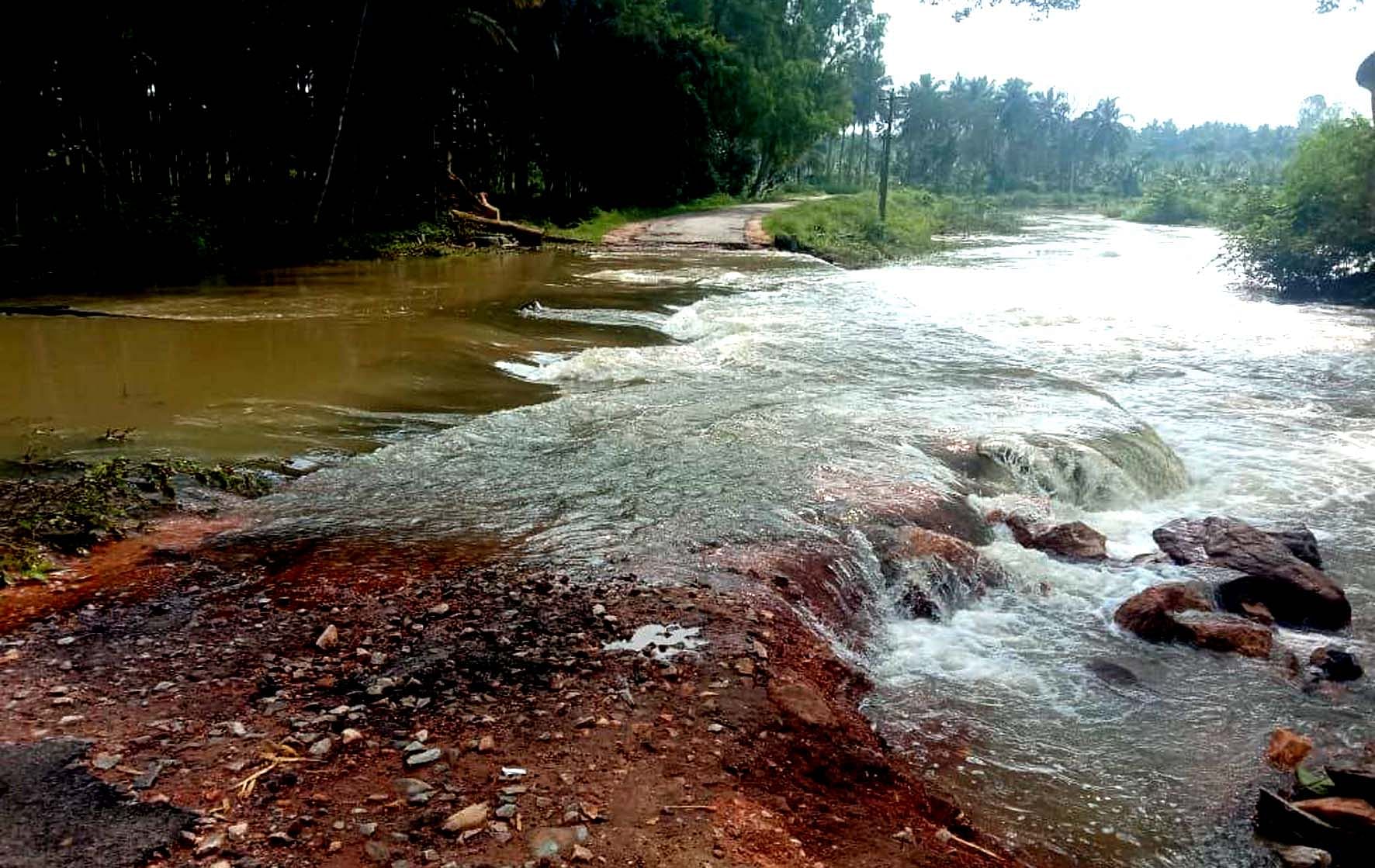 ಕಿಕ್ಕೇರಿ ಹೋಬಳಿಯ ಚೌಡೇನಹಳ್ಳಿ ಗ್ರಾಮದ ಸೇತುವೆ ಮೇಲೆ ಮಳೆಯ ಆರ್ಭಟಕ್ಕೆ ಅಧಿಕವಾಗಿ ನೀರು ಹರಿದು ಗ್ರಾಮಸ್ಥರು ಸಂಚಾರಕ್ಕೆ ಸಂಚಕಾರವಾಗಿರುವುದು