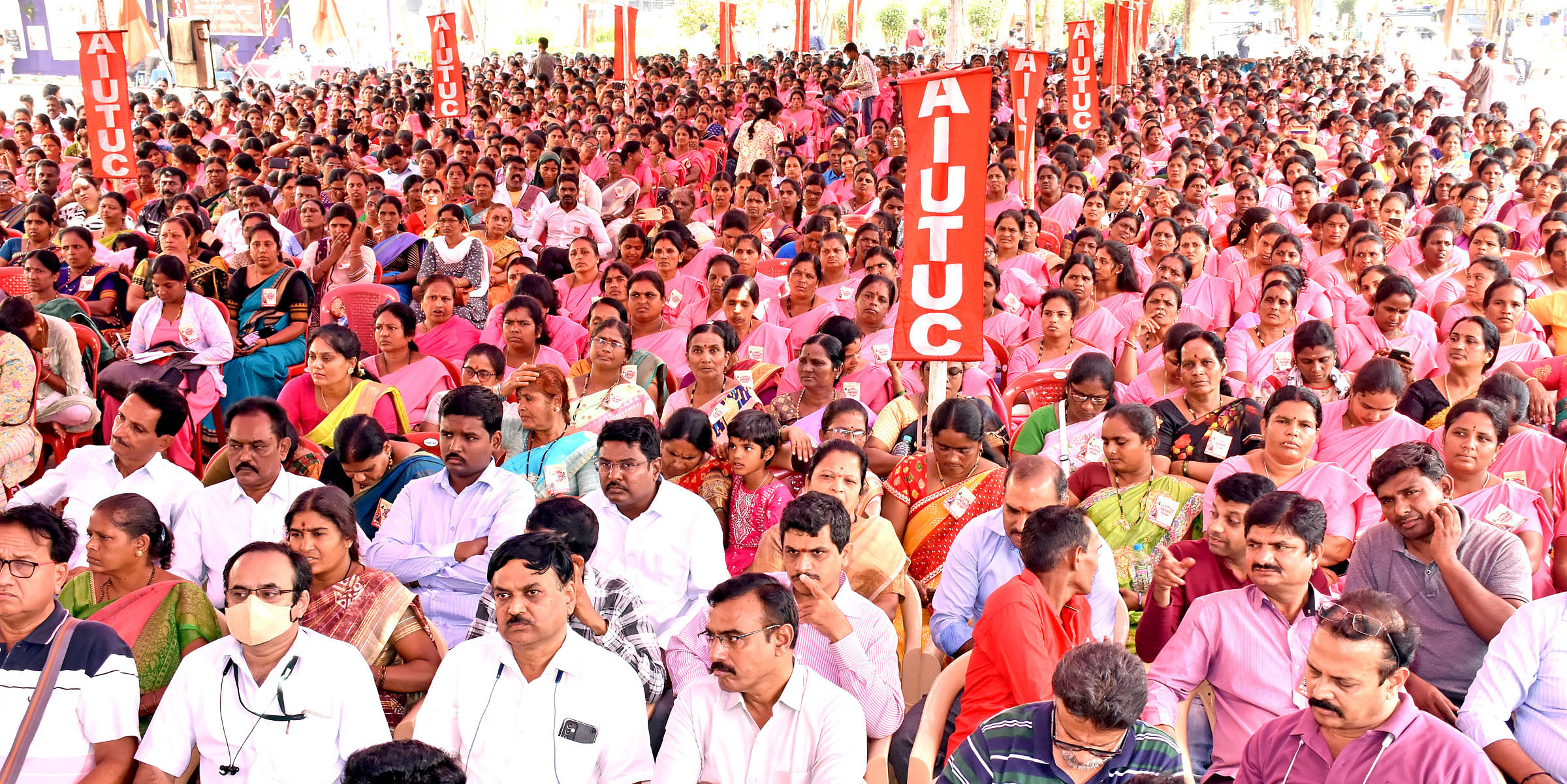 ಮೈಸೂರಿನ ಪುರಭವನ ಆವರಣದಲ್ಲಿ ಶನಿವಾರ ಎಐಯುಟಿಯುಸಿ ನೇತೃತ್ವದಲ್ಲಿ ನಡೆದ 4ನೇ ರಾಜ್ಯ ಮಟ್ಟದ ಕಾರ್ಮಿಕ ಸಮ್ಮೇಳನದಲ್ಲಿ ಪಾಲ್ಗೊಂಡಿದ್ದವರು – ಪ್ರಜಾವಾಣಿ ಚಿತ್ರ