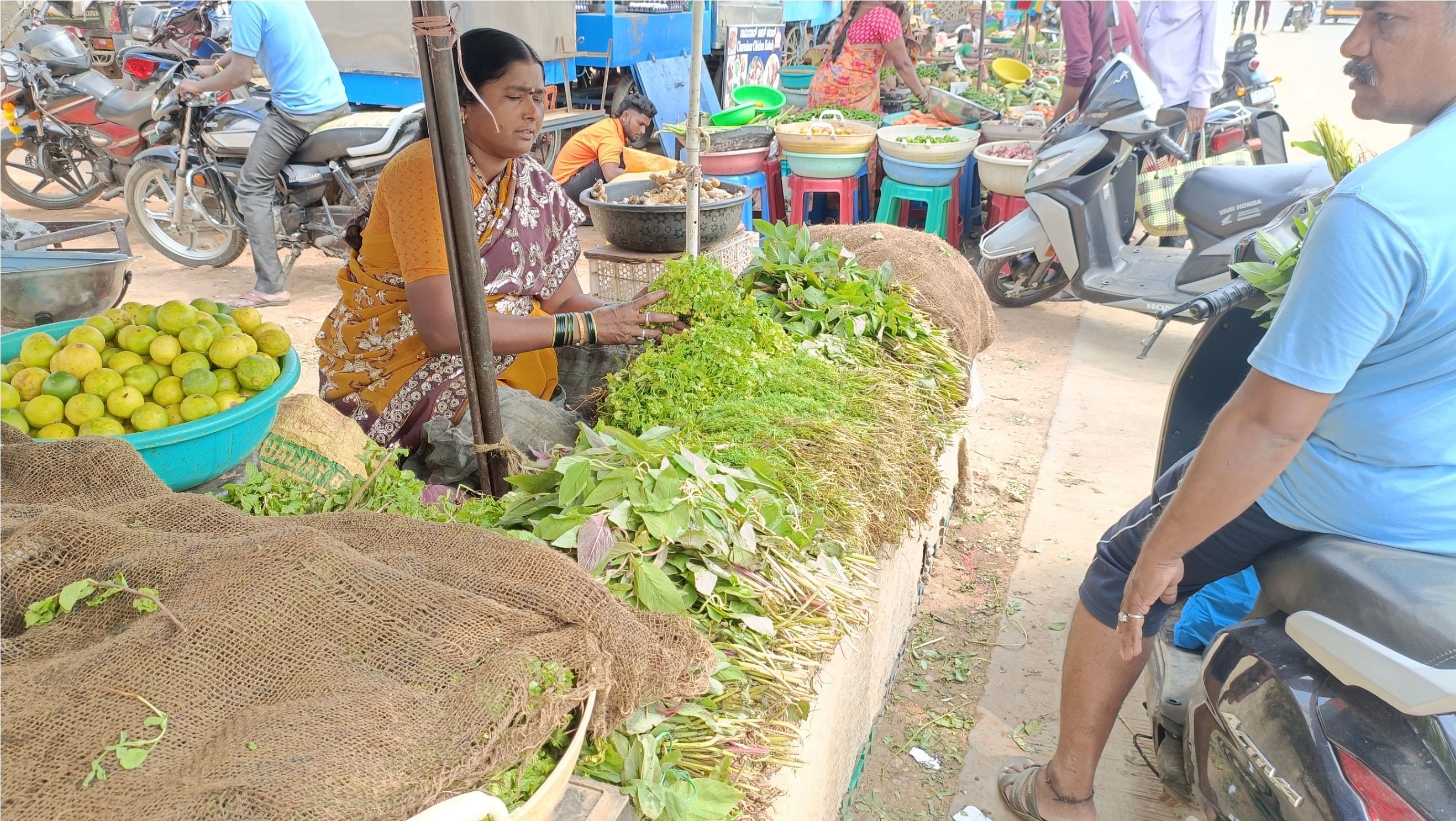 ಹರಿಹರದ ಗಾಂಧಿ ಸರ್ಕಲ್‌ನ ಮಾರುಕಟ್ಟೆಯಲ್ಲಿ ಸೊಪ್ಪಿನ ವ್ಯಾಪಾರದಲ್ಲಿ ನಿರತವಾಗಿರುವ ಮಹಿಳೆ