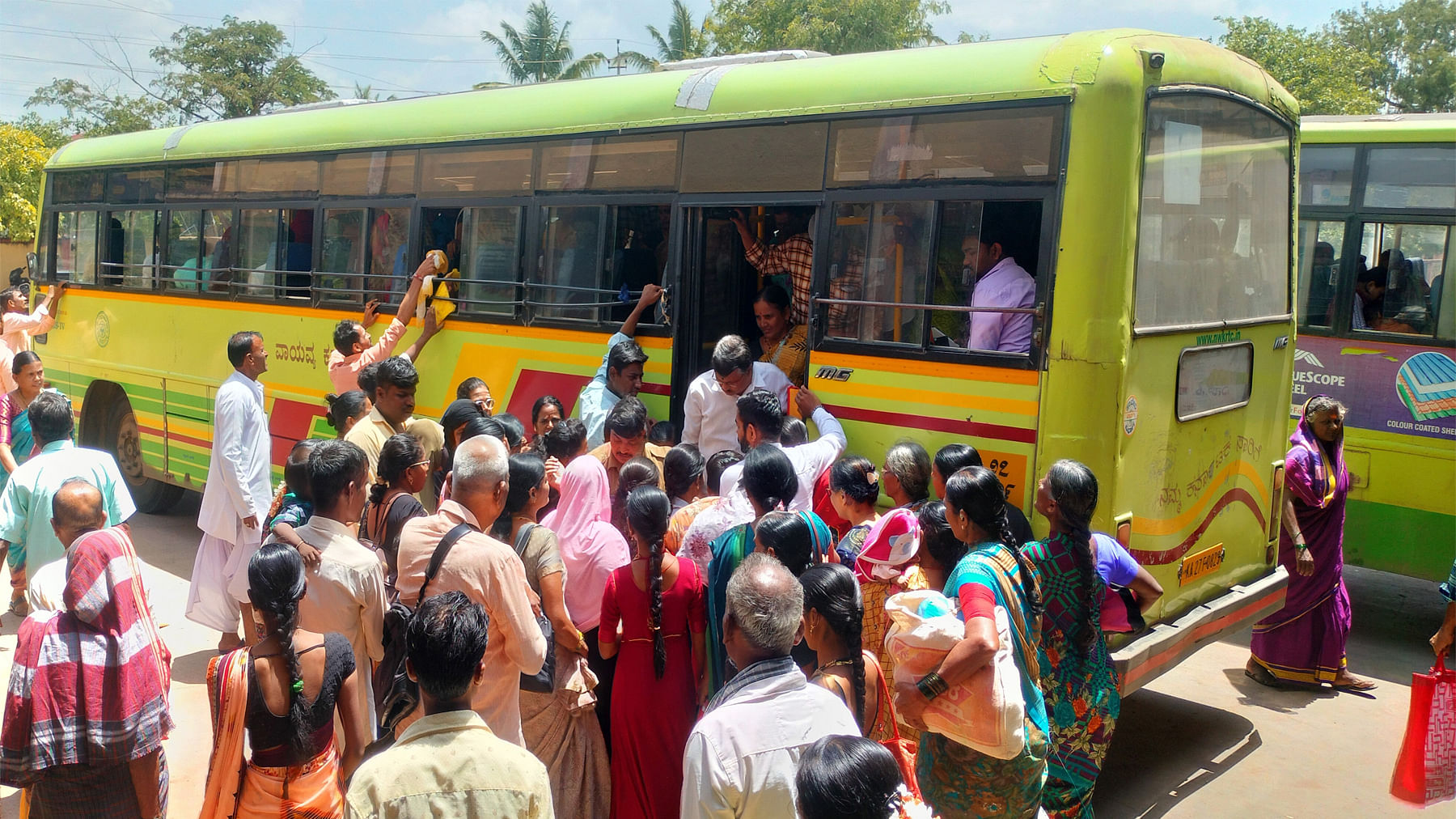 ಲಕ್ಷ್ಮೇಶ್ವರದ ನಿಲ್ದಾಣದಲ್ಲಿ ಬಸ್ ಹತ್ತಲು ಮುಗಿ ಬಿದ್ದಿರುವ ಪ್ರಯಾಣಿಕರು