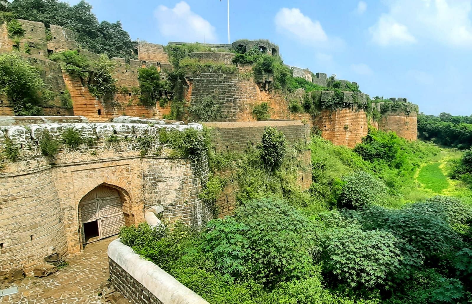 ಬಸವಕಲ್ಯಾಣದ ಐತಿಹಾಸಿಕ ಕೋಟೆಯ ಪ್ರವೇಶ ದ್ವಾರದ ಮೇಲೆ ಗೋಡೆಗಳಲ್ಲಿ ಹಾಗೂ ಪಕ್ಕದ ಕಂದಕದಲ್ಲಿ ಹುಲ್ಲು ಮತ್ತು ಮುಳ್ಳಿನ ಕಂಟಿಗಳು ಬೆಳೆದಿರುವುದು