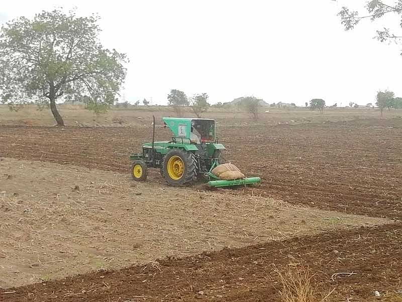 ಚಿಕ್ಕೋಡಿ ತಾಲ್ಲೂಕಿನ ಕಬ್ಬೂರಿನಲ್ಲಿ ಟ್ರ್ಯಾಕ್ಟರ್‌ ಬಳಸಿ ಹೊಲ ಹದ ಮಾಡಿದ ರೈತ