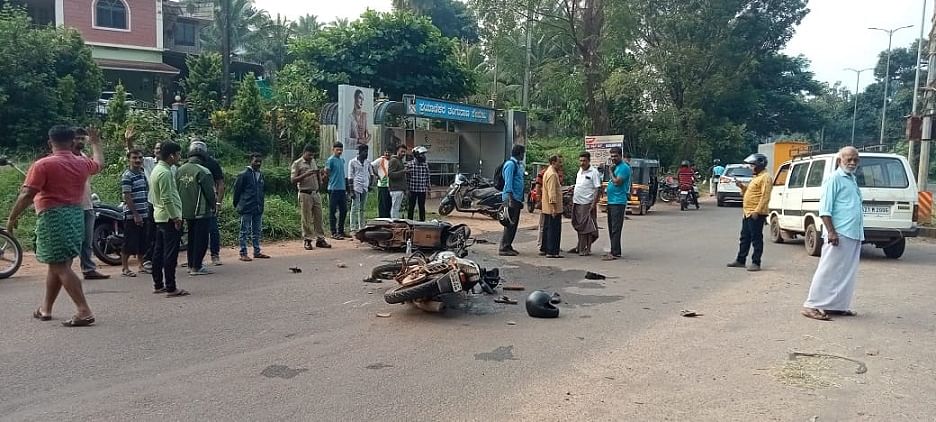 ಡಿಕ್ಕಿಗೊಳಗಾದ ದ್ವಿಚಕ್ರ ವಾಹನಗಳು ರಸ್ತೆಯಲ್ಲಿ ಬಿದ್ದಿರುವುದು