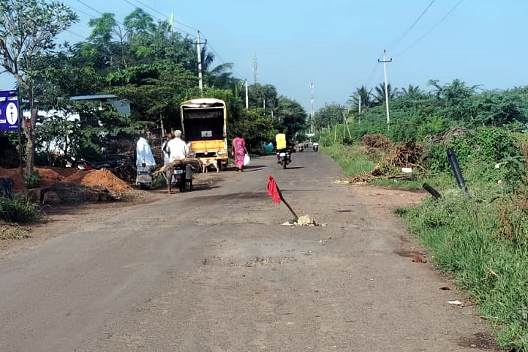 ಬನಹಟ್ಟಿ–ಮುಧೋಳ ರಸ್ತೆ ಸಂಪೂರ್ಣವಾಗಿ ಹದಗೆಟ್ಟಿದ್ದು, ಪ್ರಯಾಣಕರಿಗೆ ತೊಂದರೆಯಾಗಿದೆ