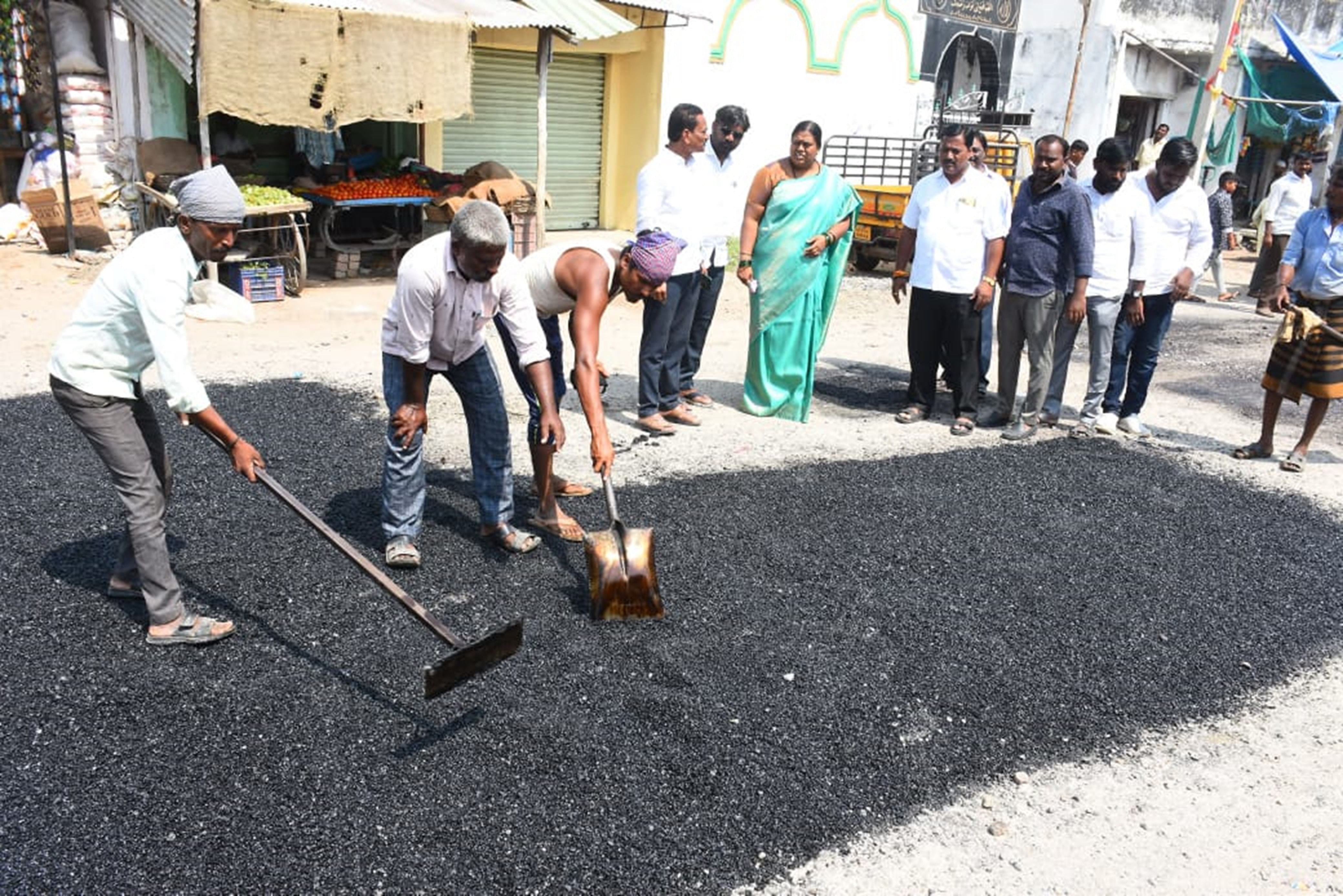 ಯಾದಗಿರಿ ನಗರದಲ್ಲಿ ಗುಂಡಿ ಮುಚ್ಚುವ ಕಾರ್ಯ