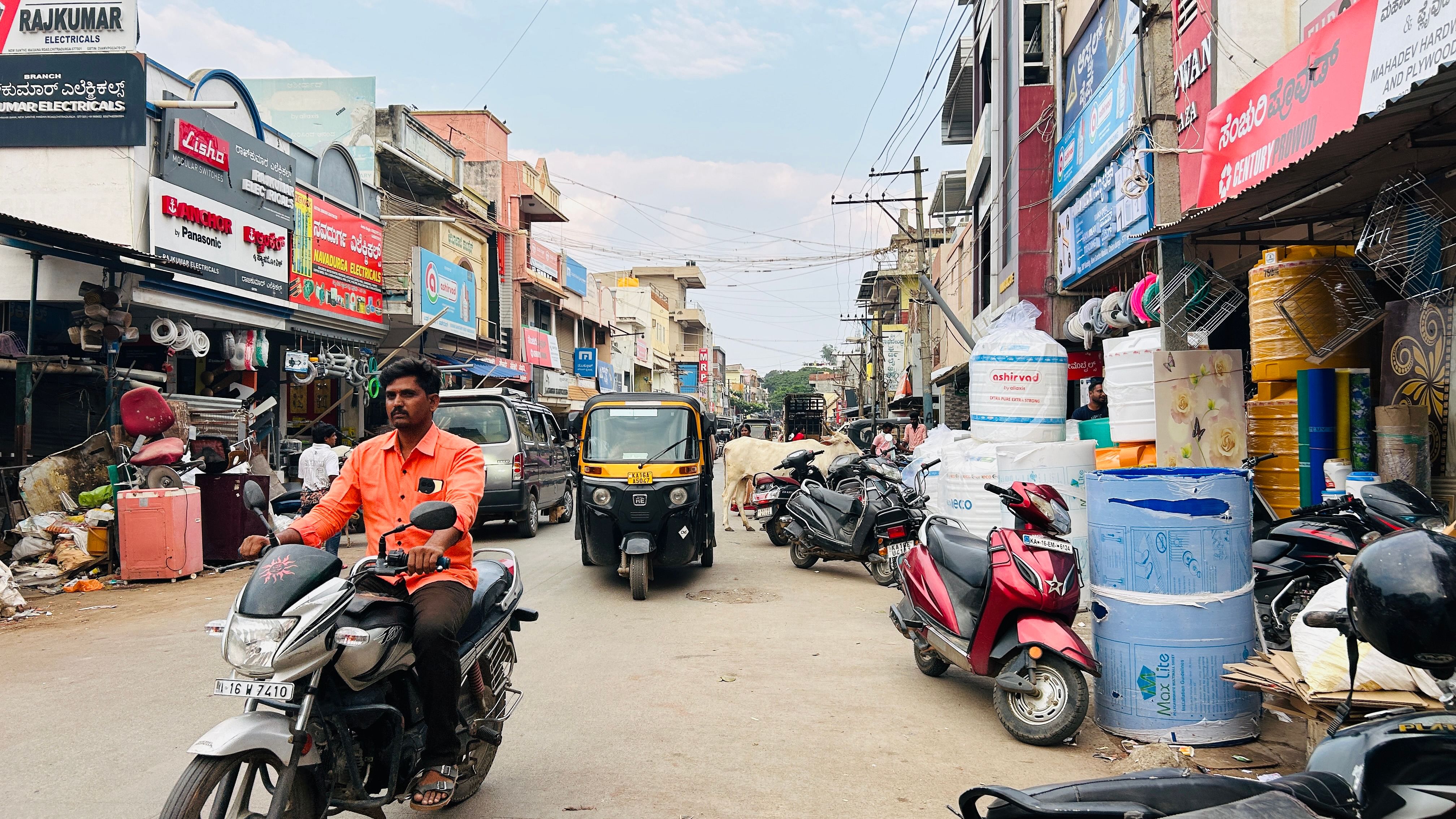 ಚಿತ್ರದುರ್ಗದ ಮೆದೇಹಳ್ಳಿ ರಸ್ತೆಯಲ್ಲಿ ಅಂಗಡಿ ಮಾಲೀಕರು ಪಾದಾಚಾರಿ ಮಾರ್ಗದಲ್ಲಿ ತಮ್ಮ ಅಂಗಡಿ ವಸ್ತುಗಳನ್ನು ಇಟ್ಟುಕೊಂಡಿರುವುದು 