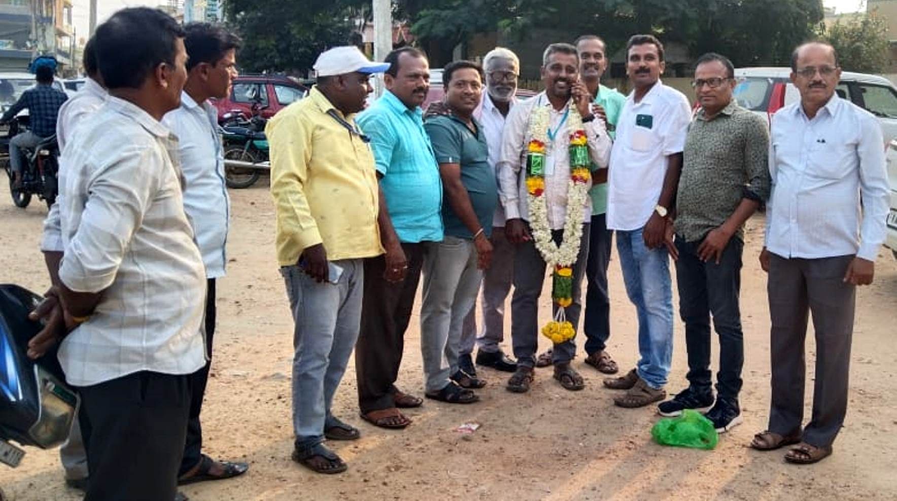 ತುರುವೇಕೆರೆ ತಾಲ್ಲೂಕು ಸರ್ಕಾರಿ ನೌಕರರ ಸಂಘದ ನಿರ್ದೇಶಕರ ಸ್ಥಾನಗಳಿಗೆ ಸೋಮವಾರ ನಡೆದ ಚುನಾವಣೆಯಲ್ಲಿ ಪ್ರೌಢಶಾಲಾ ವಿಭಾಗದಿಂದ ಅಂಚೀಹಳ್ಳಿ ಸರ್ಕಾರಿ ಪ್ರೌಢಶಾಲೆಯ ಎಂ.ಬಿ.ಲೋಕೇಶ್ ವಿಜೇತರಾದರು