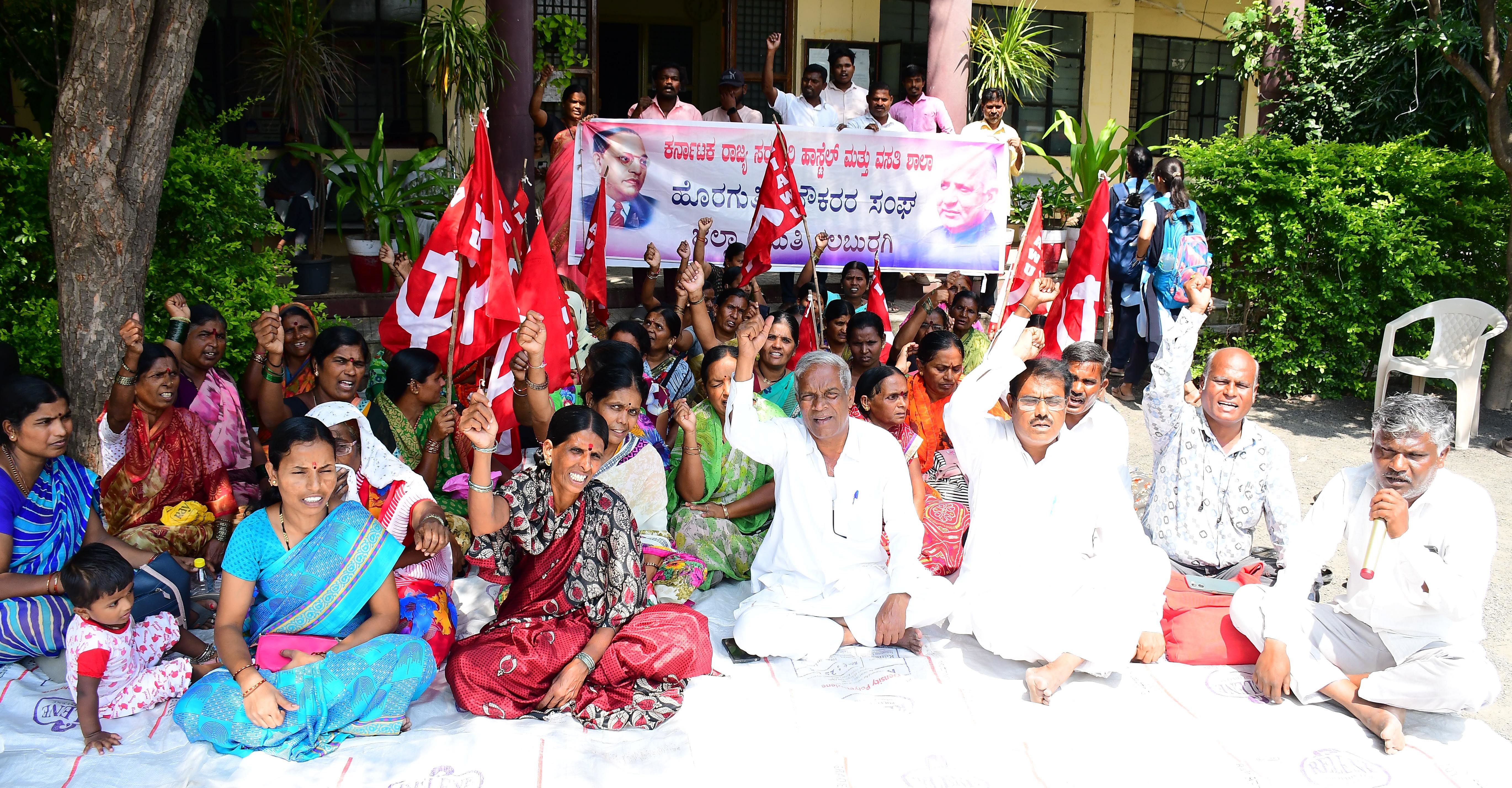 ಕಲಬುರಗಿಯ ಹಿಂದುಳಿದ ವರ್ಗಗಳ ಕಲ್ಯಾಣ ಇಲಾಖೆಯ ಕಚೇರಿ ಎದುರು ಸೋಮವಾರ ಕರ್ನಾಟಕ ರಾಜ್ಯ ಸರ್ಕಾರಿ ಹಾಸ್ಟೆಲ್ ಮತ್ತು ವಸತಿ ಶಾಲಾ ಹೊರಗುತ್ತಿಗೆ ನೌಕರರ ಸಂಘದ ವತಿಯಿಂದ ಅನಿರ್ದಿಷ್ಟಾವಧಿ ಧರಣಿ ಆರಂಭಿಸಲಾಯಿತು