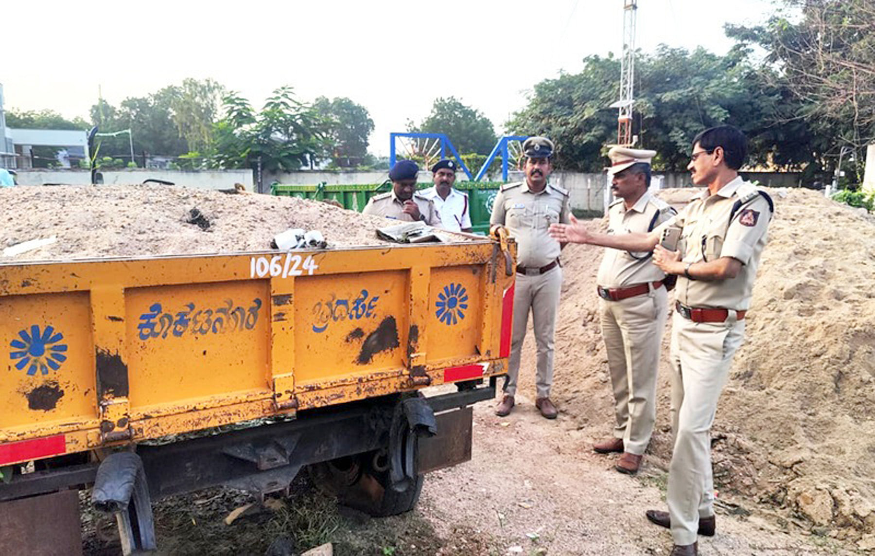 ಸಿಂಧನೂರಿನ ಗ್ರಾಮೀಣ ಪೊಲೀಸ್ ಠಾಣೆಗೆ ಜಿಲ್ಲಾ ಪೊಲೀಸ್ ವರಿಷ್ಠಾಧಿಕಾರಿ ಎಂ.ಪುಟ್ಟಮಾದಯ್ಯ ಭೇಟಿ ನೀಡಿ ಜಪ್ತಿ ಮಾಡಿದ ಮರಳು ಪರಿಶೀಲಿಸಿದರು