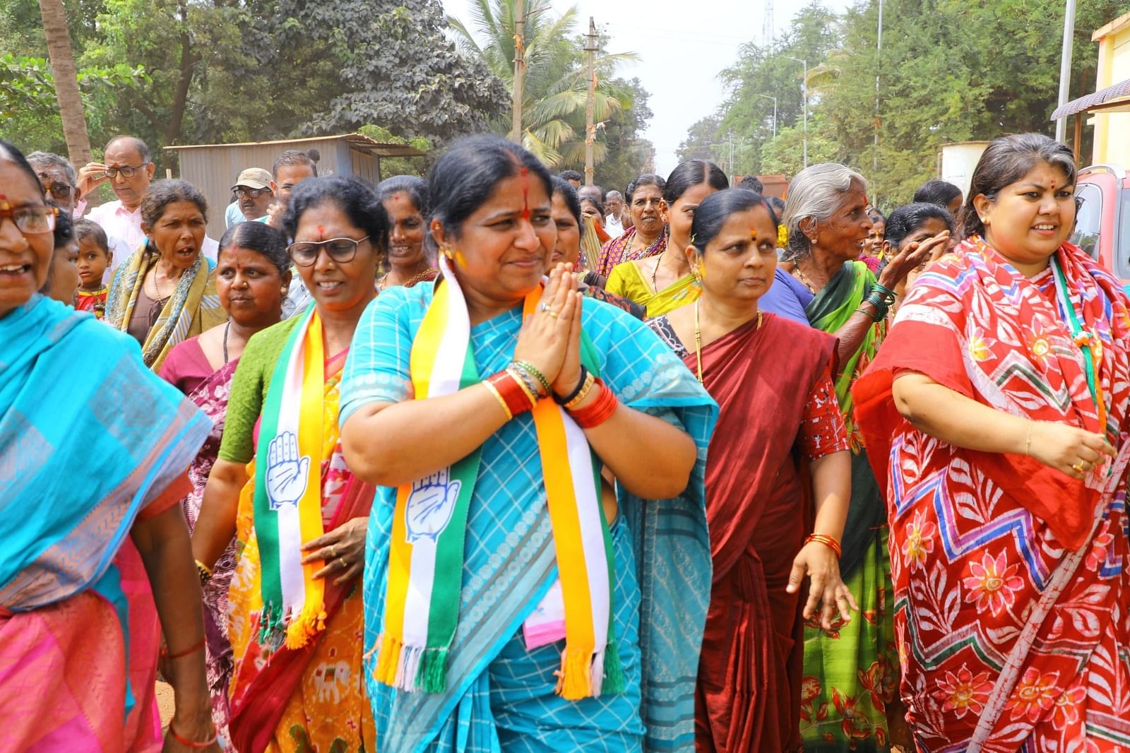 ಸಂಡೂರು ಮತಕ್ಷೇತ್ರದ ಯರದಮ್ಮನಹಳ್ಳಿ ಗ್ರಾಮದಲ್ಲಿ ಕಾಂಗ್ರೆಸ್‌ ಅಭ್ಯರ್ಥಿ ಅನ್ನಪೂರ್ಣ ಮತ್ತು ಕಾಂಗ್ರೆಸ್‌ ನಾಯಕಿ ಸೌಮ್ಯಾ ರೆಡ್ಡಿ ಪ್ರಚಾರ ನಡೆಸಿದರು. 