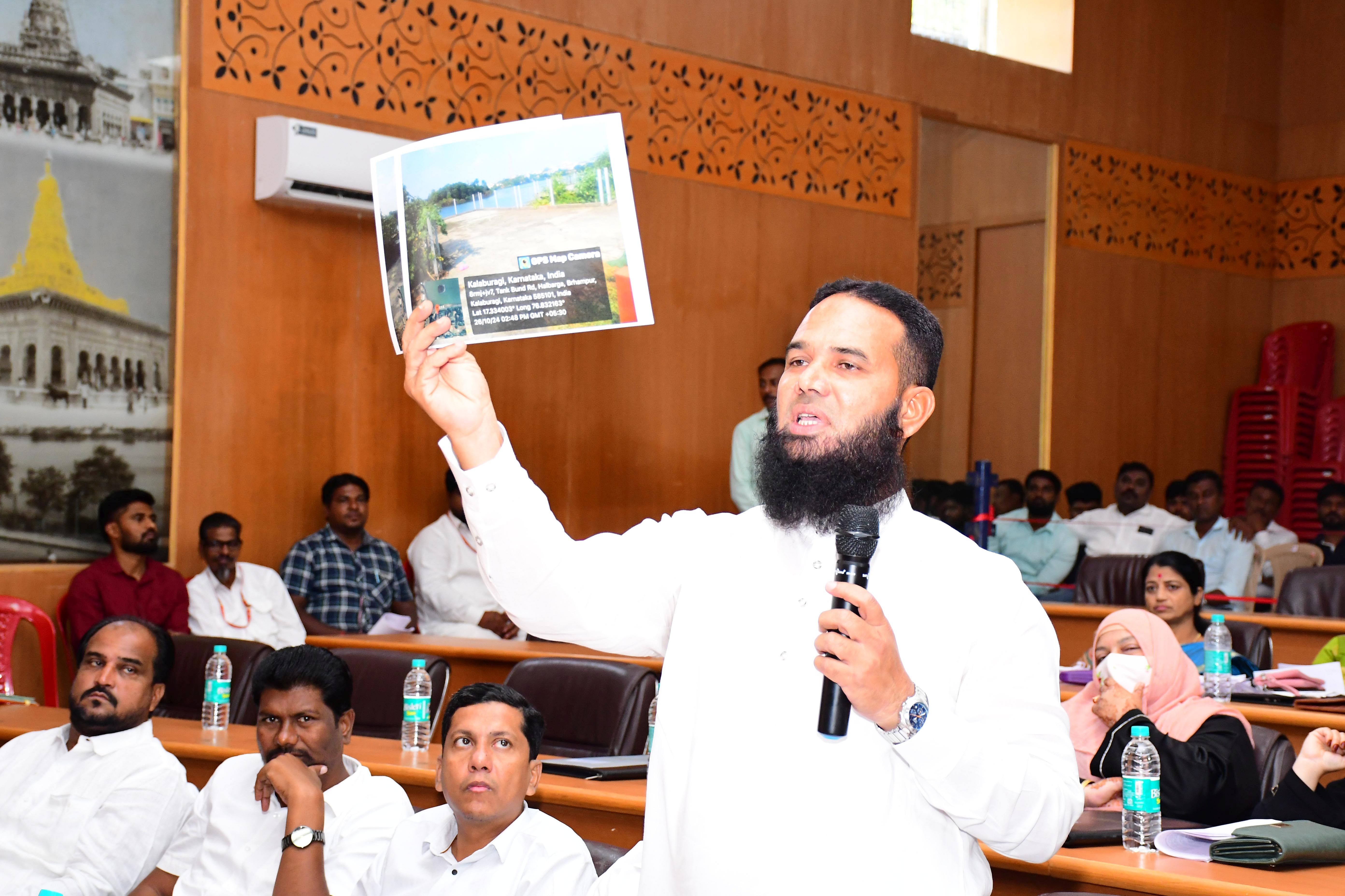 ಕಲಬುರಗಿ ಮಹಾನಗರ ಪಾಲಿಕೆ ಸಾಮಾನ್ಯ ಸಭೆಯಲ್ಲಿ ಕಾಂಗ್ರೆಸ್ ಸದಸ್ಯ ಸೈಯದ್ ಅಹ್ಮದ್ ಅವರು ಅರ್ಧಕ್ಕೇ ನಿಂತ ಕಾಮಗಾರಿಗಳ ಚಿತ್ರಗಳನ್ನು ಪ್ರದರ್ಶಿಸಿದರು