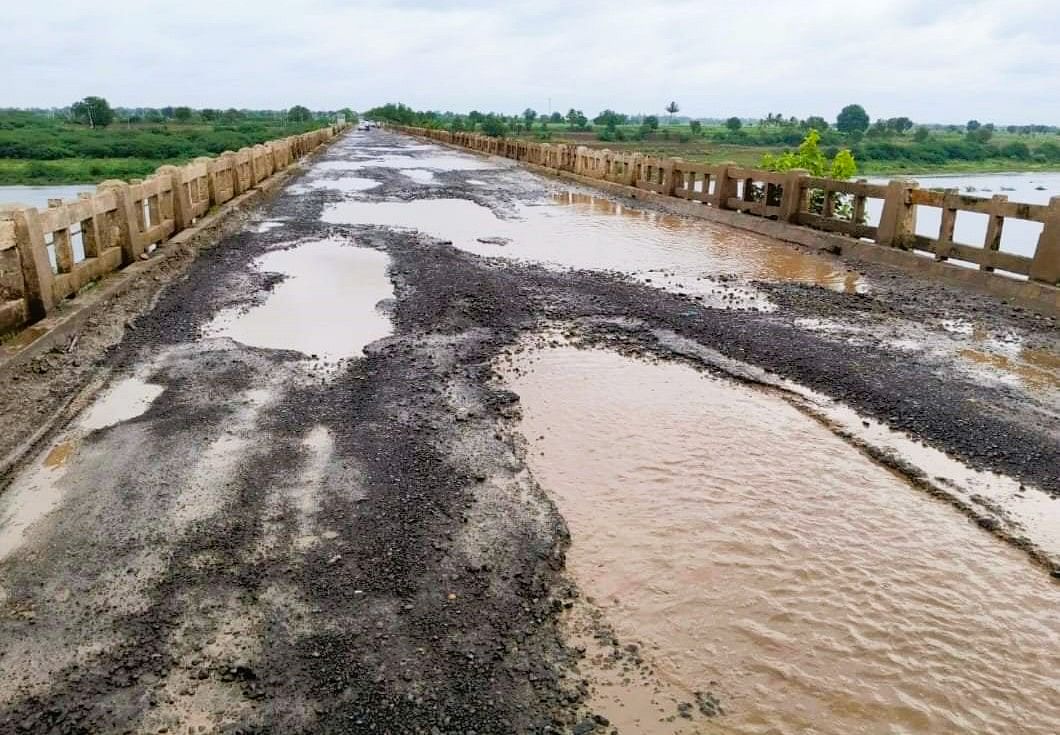 ಅಫಜಲಪುರ-ವಿಜಯಪುರ ಜಿಲ್ಲೆ ಸಂಪರ್ಕ ಕಲ್ಪಿಸುವ ದೇವಣಗಾಂವ ಹತ್ತಿರದ ಭೀಮಾನದಿ ಸೇತುವೆ ರಸ್ತೆ ಹಾಳಾಗಿದೆ