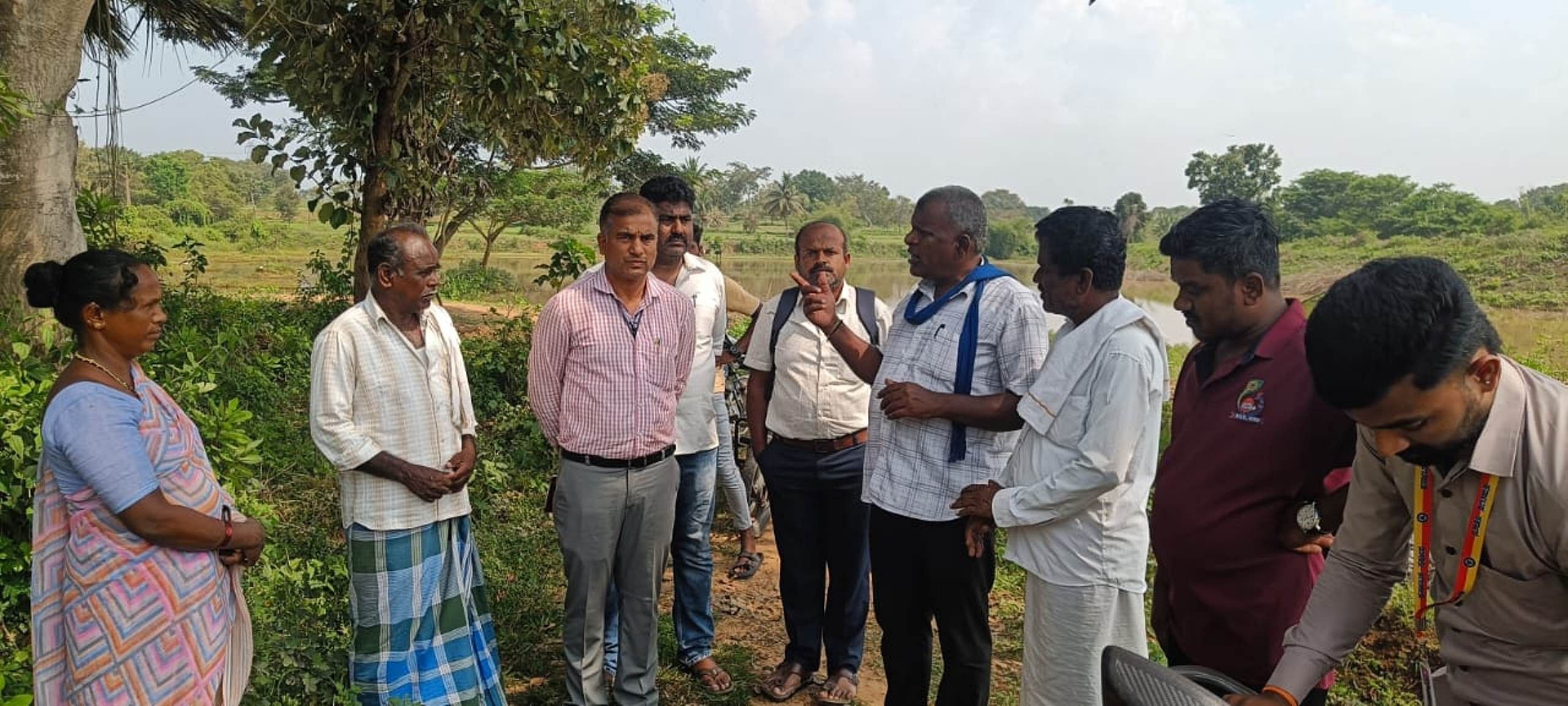 ಹುಣಸೂರು ತಾಲ್ಲೂಕಿನ ಮಾಚಬಾಯನಹಳ್ಳಿಯಲ್ಲಿ ಪರಿಶಿಷ್ಟ ಸಮುದಾಯದ ಸ್ಮಶಾನಕ್ಕೆ ಕಾದಿಟ್ಟ ಭೂಮಿ ಒತ್ತುವರಿಯನ್ನು ಗಾವಡಗೆರೆ ಹೋಬಳಿ ಉಪ ತಹಶೀಲ್ದಾರ್ ಅರುಣ್ ಕುಮಾರ್ ನೇತೃತ್ವದಲ್ಲಿ ಬುಧವಾರ ತೆರವುಗೊಳಿಸಿದರು. ದಸಂಸ ಮುಖಂಡ ನಿಂಗರಾಜ್ ಮಲ್ಲಾಡಿ ಪಾಲ್ಗೊಂಡಿದ್ದರು