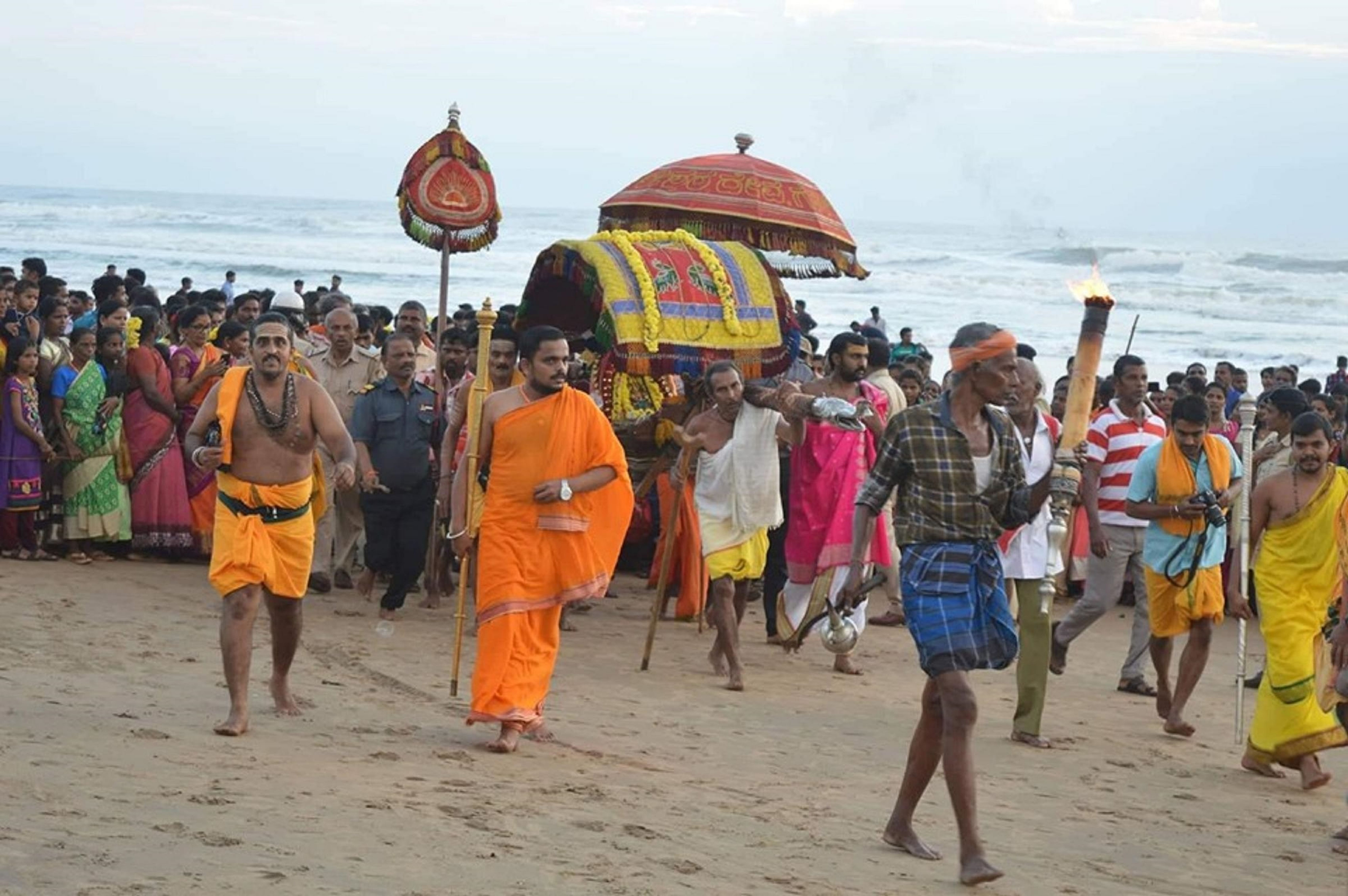 ಗೋಕರ್ಣದ ಕಡಲ ತೀರದಲ್ಲಿ ಮಹಾಬಲೇಶ್ವರನ ಉತ್ಸವ ಮೂರ್ತಿಯನ್ನು ಪಲ್ಲಕ್ಕಿಯಲ್ಲಿ ಗಂಗೆಯೊಂದಿಗೆ ವಿವಾಹ ಮಾಡಿಸಲು ಮೆರವಣಿಗೆಯಲ್ಲಿ ಕೊಂಡೊಯ್ಯುತ್ತಿರುವುದು