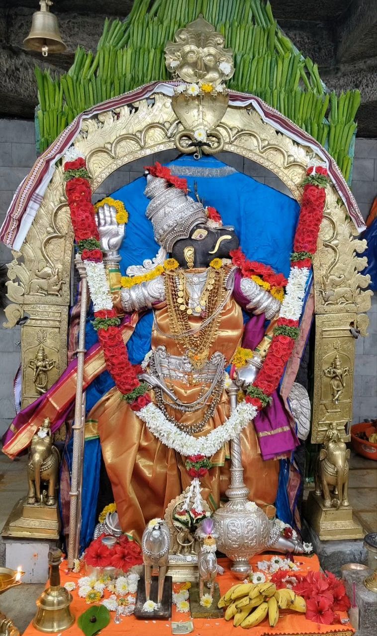 ಸೊಂಟದಲ್ಲಿ ಪಿಸ್ತೂಲ್ ಹೊಂದಿರುವ ಜಾಗನೂರಿನ ಆಂಜನೇಯ