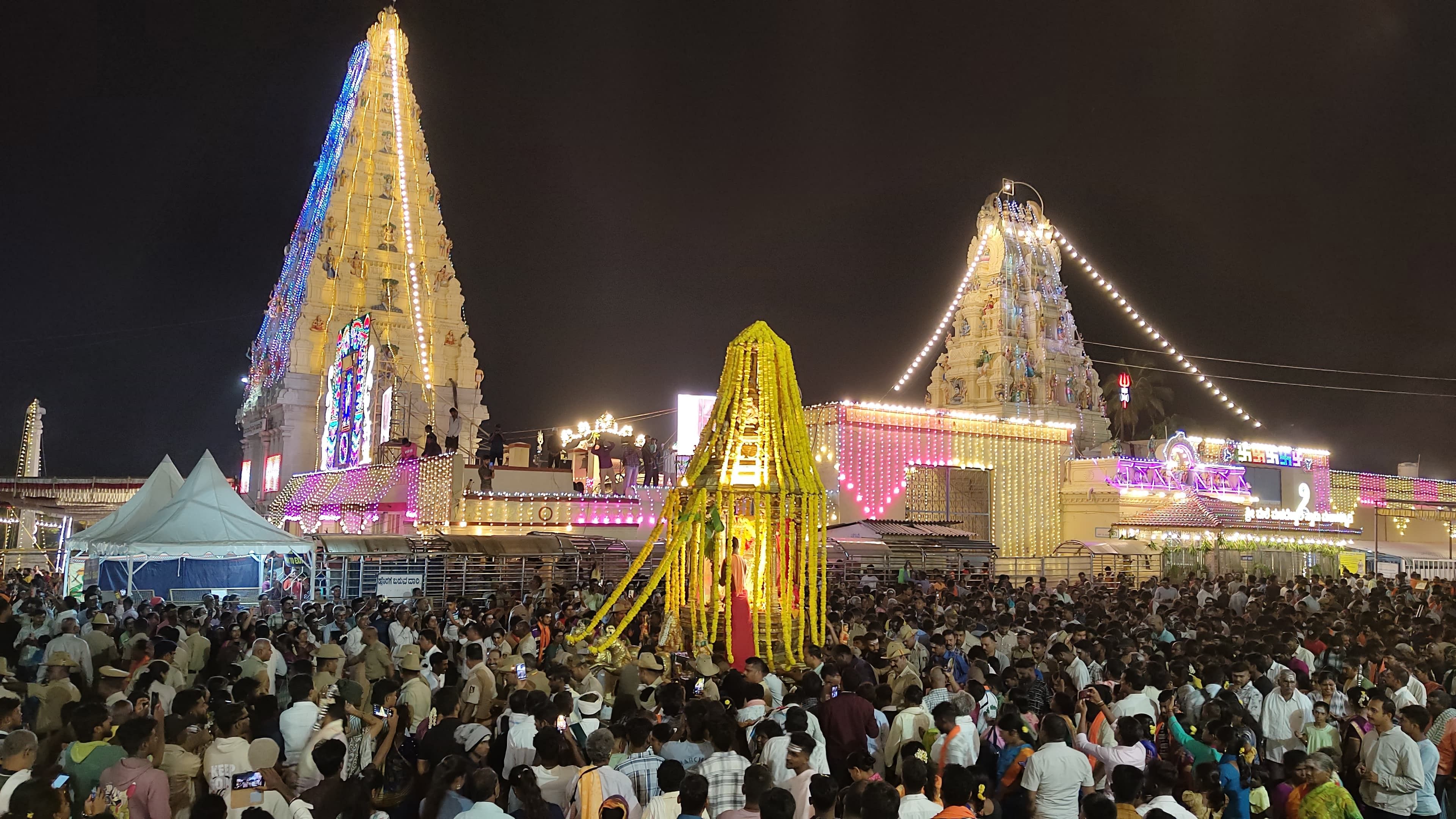 ಮಹದೇಶ್ವರ ಬೆಟ್ಟದಲ್ಲಿ ದೀಪಾವಳಿ ಜಾತ್ರೆ ಅಂಗವಾಗಿ ಬುಧವಾರ ಸಂಜೆ ಚಿನ್ನದ ರಥೋತ್ಸವ ನಡೆಯಿತು