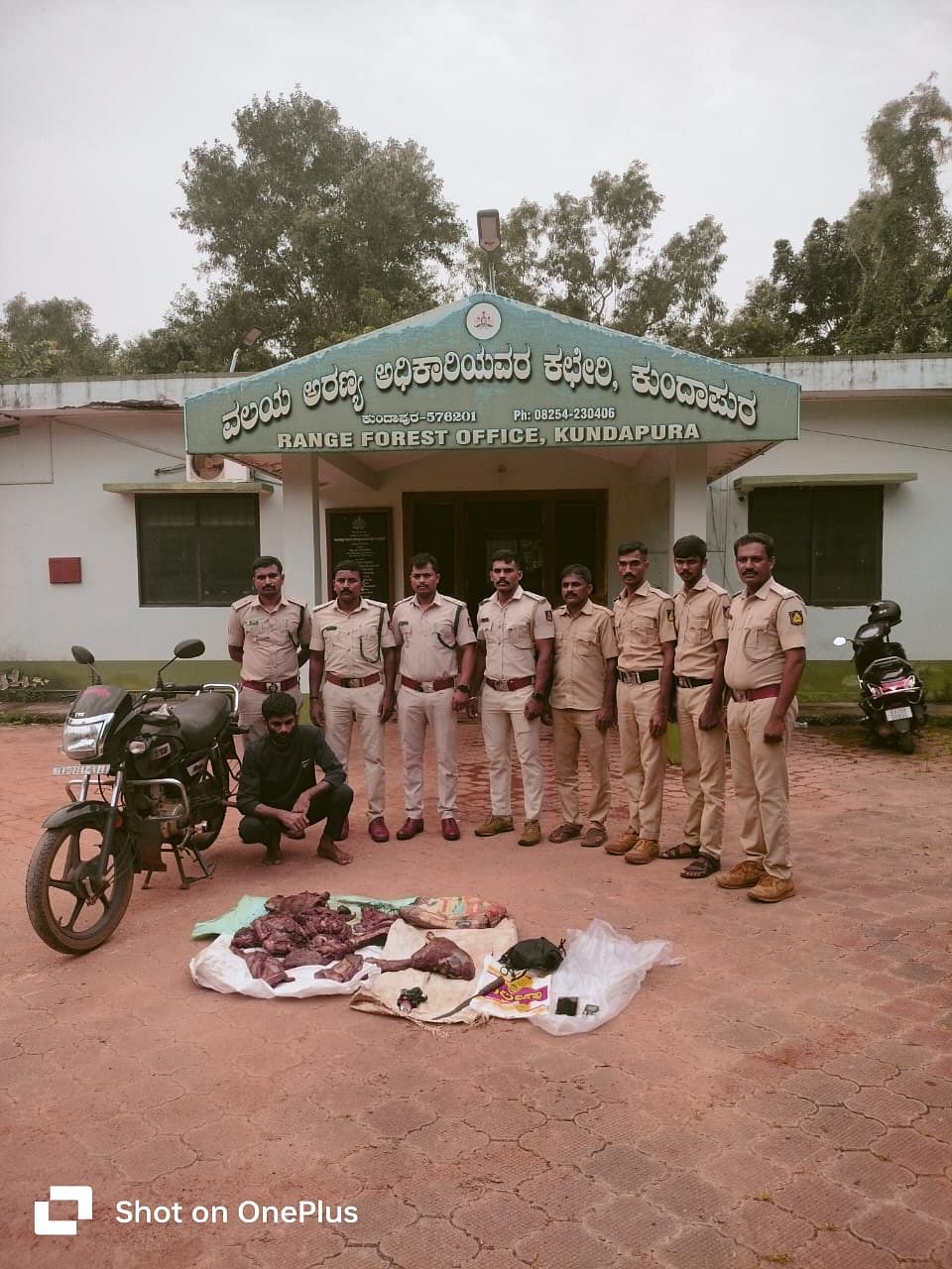 ಕುಂದಾಪುರ ತಾಲ್ಲೂಕಿನ ಕೊಡ್ಲಾಡಿ ಬಳಿಯಲ್ಲಿ ಅಕ್ರಮವಾಗಿ ಜಿಂಕೆ ಮಾಂಸ ಸಾಗಿಸುತ್ತಿದ್ದ ಆರೋಪಿಯನ್ನು ಅರಣ್ಯ ಇಲಾಖೆಯ ವನ್ಯಜೀವಿ ವಿಭಾಗದ ಸಿಬ್ಬಂದಿ ಬಂಧಿಸಿದ್ದಾರೆ