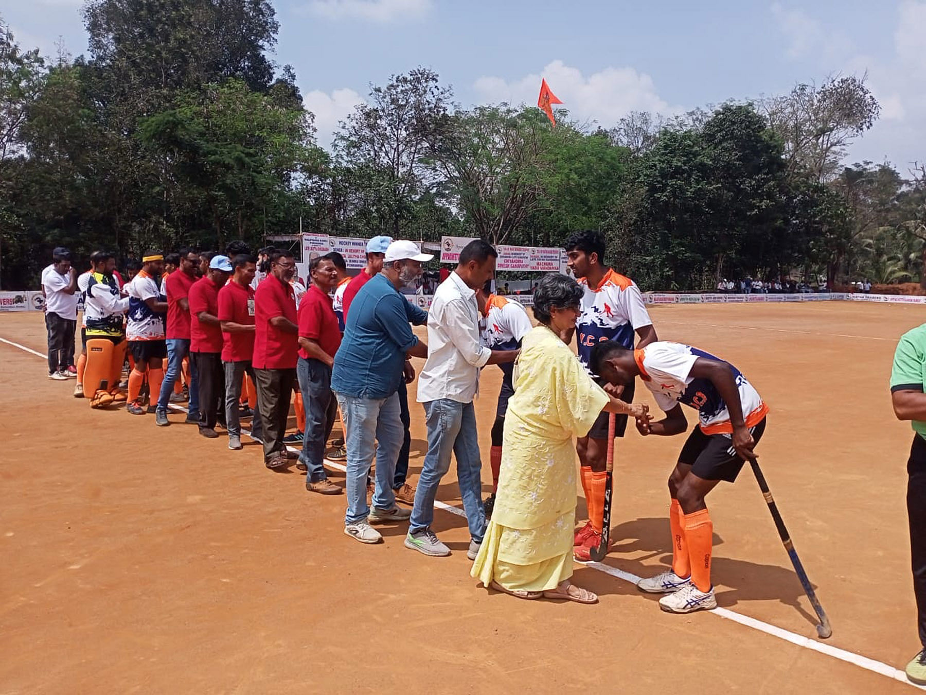 ನಾಪೋಕ್ಲು ಸಮೀಪದ ಬಲ್ಲಮಾವಟಿ ಗ್ರಾಮದ ನೇತಾಜಿ ವಿದ್ಯಾ ಸಂಸ್ಥೆಯ ಆಟದ ಮೈದಾನ. ನಾಲ್ನಾಡ್ ಹಾಕಿ ಕ್ಲಬ್ ವತಿಯಿಂದ ಆಯೋಜಿಸಲಾಗಿದ್ದ ಅಂತರ ಗ್ರಾಮ ಹಾಕಿ ಟೂರ್ನಿಯಲ್ಲಿ ಬಲ್ಲಮಾವಟಿ ಮತ್ತು ನಾಲಡಿ ತಂಡಗಳ ನಡುವಿನ ಪಂದ್ಯವನ್ನು ದಾನಿ ಬೊಟ್ಟೋಳಂಡ ಹಂಸ ಮುತ್ತಪ್ಪ ಉದ್ಘಾಟಿಸಿದರು.