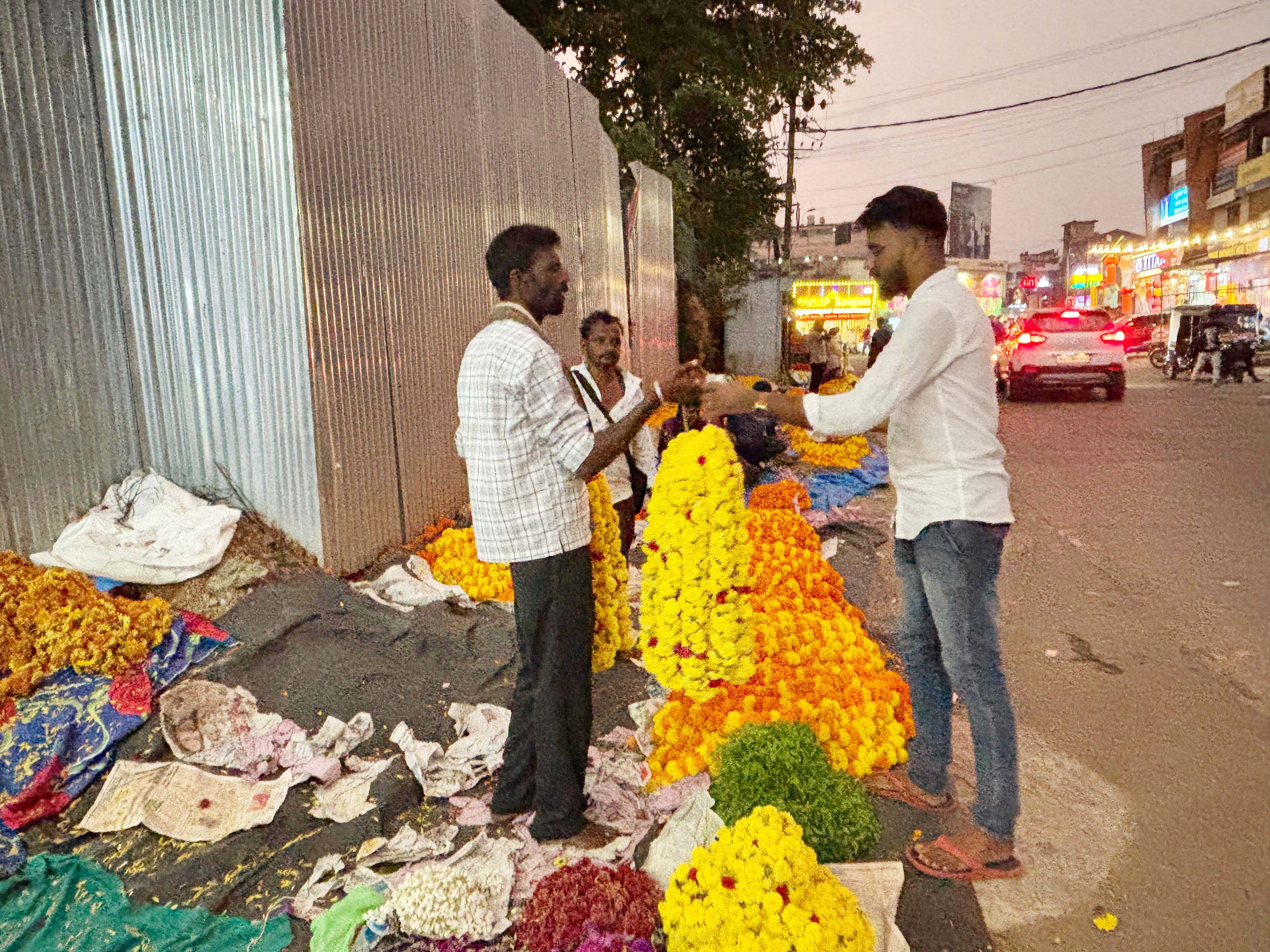 ನಗರದಲ್ಲಿ ಗ್ರಾಹಕರೊಬ್ಬರು ಹೂವು ಖರೀದಿಸಿದರು