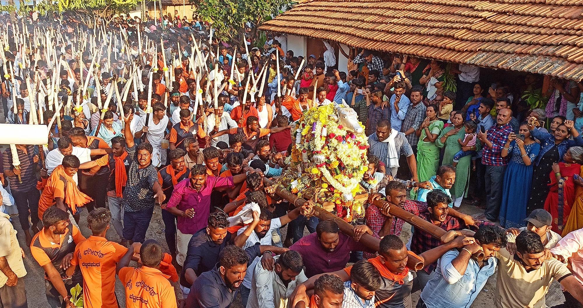 ಬೆಟ್ಟದಪುರದಲ್ಲಿ ನಡೆಯುವ ದೀವಟಿಗೆ ಉತ್ಸವದಲ್ಲಿ ಹರ್ಷೋದ್ಗಾರದೊಂದಿಗೆ ಉತ್ಸವ ಮೂರ್ತಿ ಹೊತ್ತು ಮೆರವಣಿಗೆ ಮಾಡುತ್ತಿರುವ ಭಕ್ತರು (ಸಂಗ್ರಹ ಚಿತ್ರ)