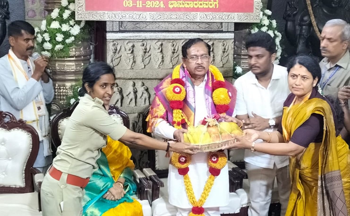 ಹಾಸನಾಂಬೆ ದರ್ಶನ ಪಡೆದ ಗೃಹ ಸಚಿವ ಡಾ.ಜಿ. ಪರಮೇಶ್ವರ್ ಅವರನ್ನು ಜಿಲ್ಲಾಧಿಕಾರಿ ಸಿ.ಸತ್ಯಭಾಮಾ, ಎಸ್ಪಿ ಮೊಹಮ್ಮದ್ ಸುಜೀತಾ, ಸಂಸದ ಶ್ರೇಯಸ್ ಪಟೇಲ್‌ ಸನ್ಮಾನಿಸಿದರು