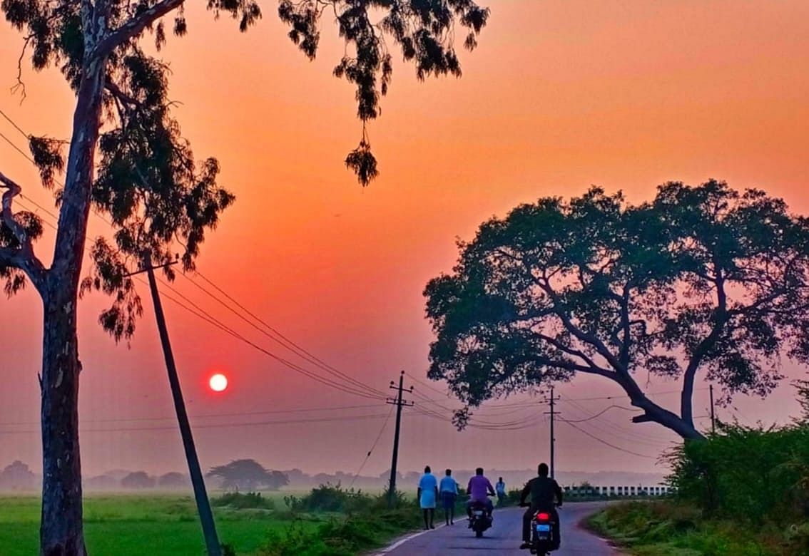 ಬಾನಲ್ಲಿ ಮೂಡಿರುವ ಹೊಂಬಣ್ಣಗಳ ಚಿತ್ತಾರ