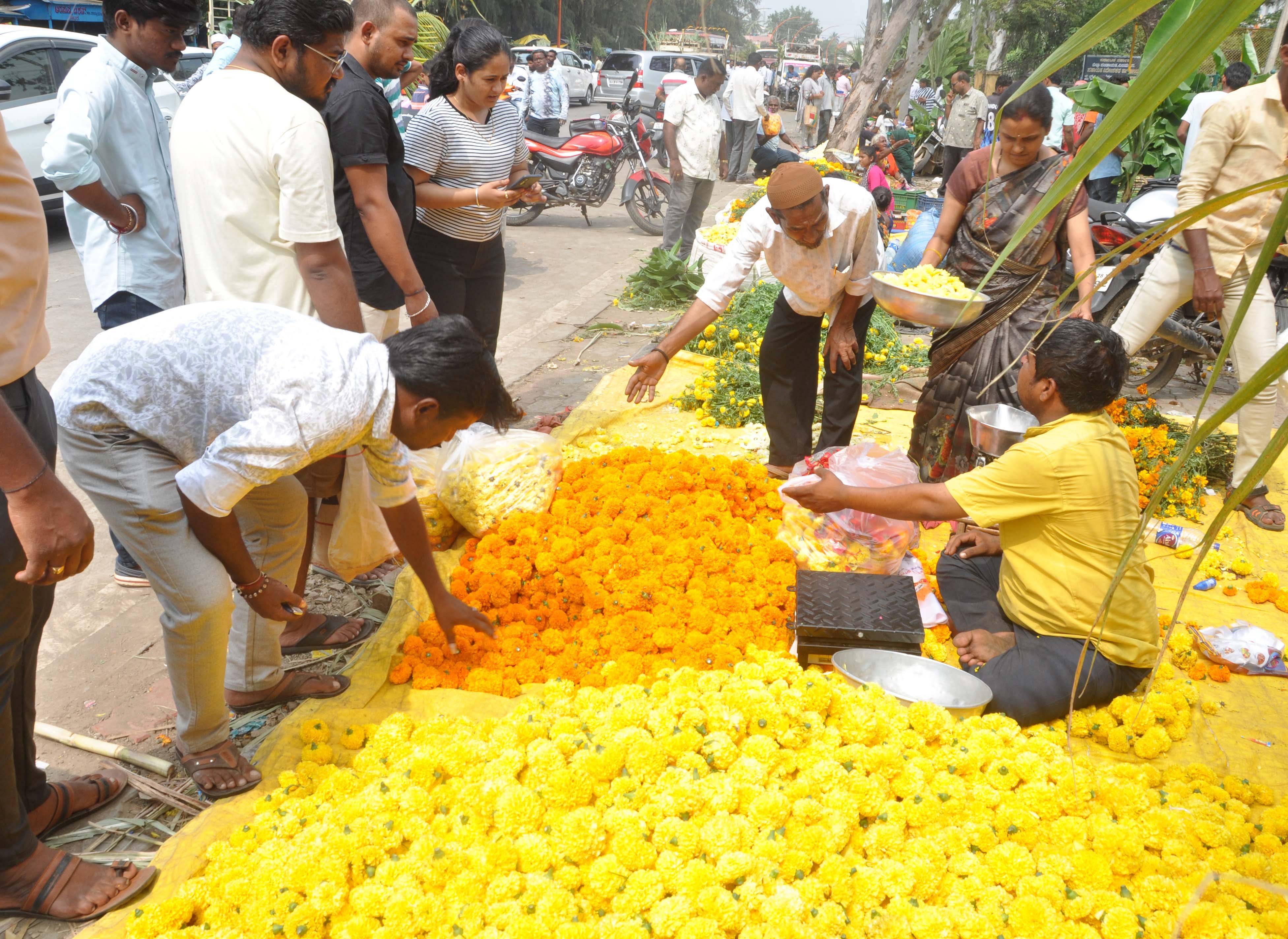 ವಿಜಯಪುರ ನಗರದ ಮಾರುಕಟ್ಟೆಯಲ್ಲಿ ಗುರುವಾರ ದೀಪಾವಳಿ ಹಬ್ಬದ ಅಂಗವಾಗಿ ಹೂವುಗಳ ಖರೀದಿ ಜೋರಾಗಿತ್ತು–ಪ್ರಜಾವಾಣಿ ಚಿತ್ರ