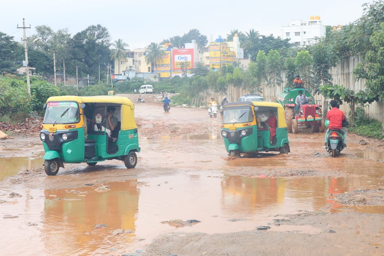 ಕೆರೆ ಕೋಡಿ ಪಾಳ್ಯದಿಂದ ಹೊಸಕೆರೆಹಳ್ಳಿ ಕೆರೆ ಕೋಡಿವರಗಿನ ರಸ್ತೆ ಕೆಸರು ಗದ್ದೆಯಂತಾಗಿರುವುದು