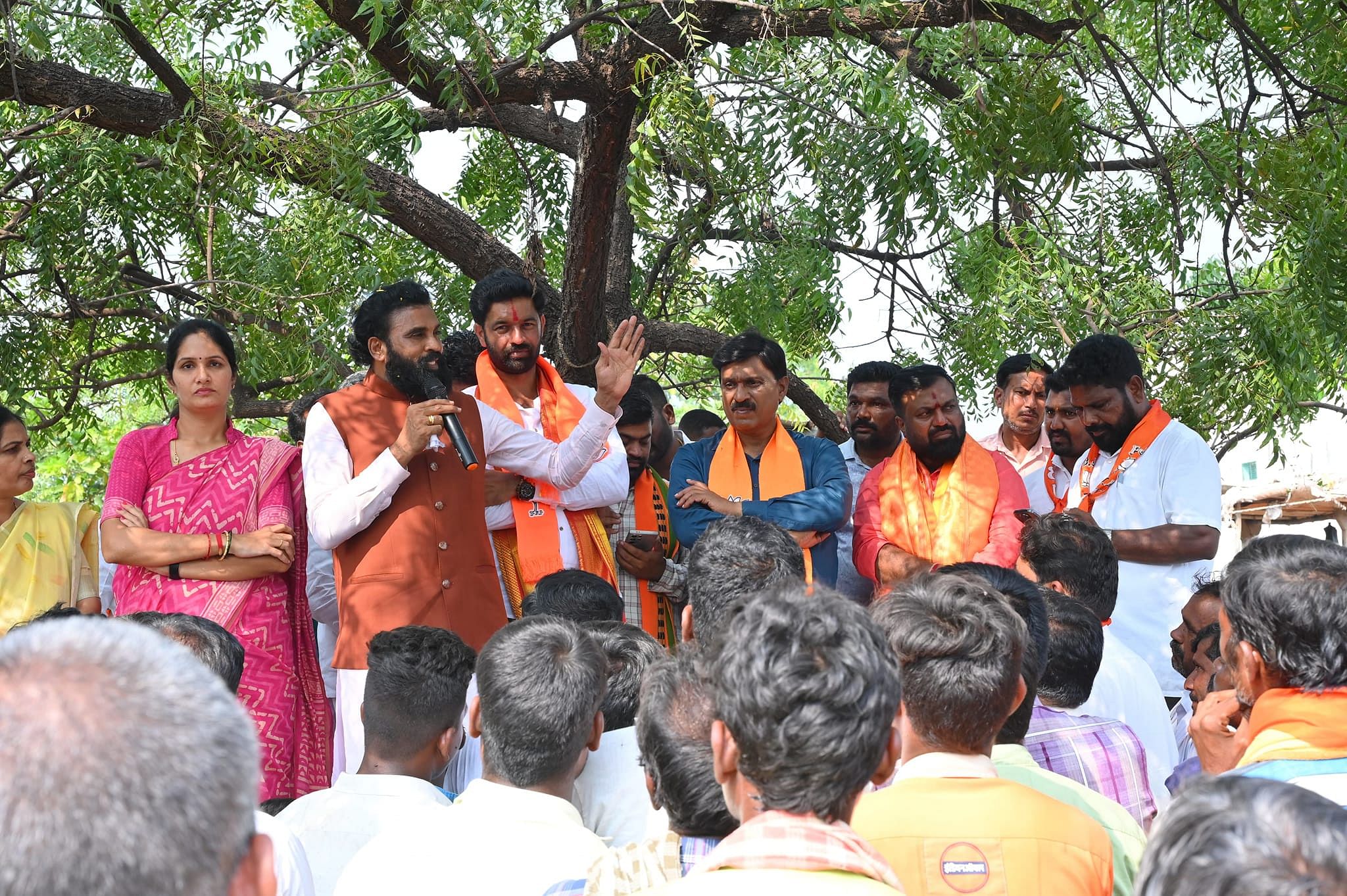 ಕುಡತಿನಿಯಲ್ಲಿ ಬಿಜೆಪಿ ಕೈಗೊಂಡಿದ್ದ ಪ್ರಚಾರ ಸಭೆಯಲ್ಲಿ ಶ್ರೀರಾಮುಲು, ಅಭ್ಯರ್ತಿ ಬಂಗಾರು ಹನುಮಂತ, ಜನಾರ್ದನ ರೆಡ್ಡಿ, ದಿವಾಕರ್‌ ಮತ್ತಿತರರು ಇದ್ದರು. 